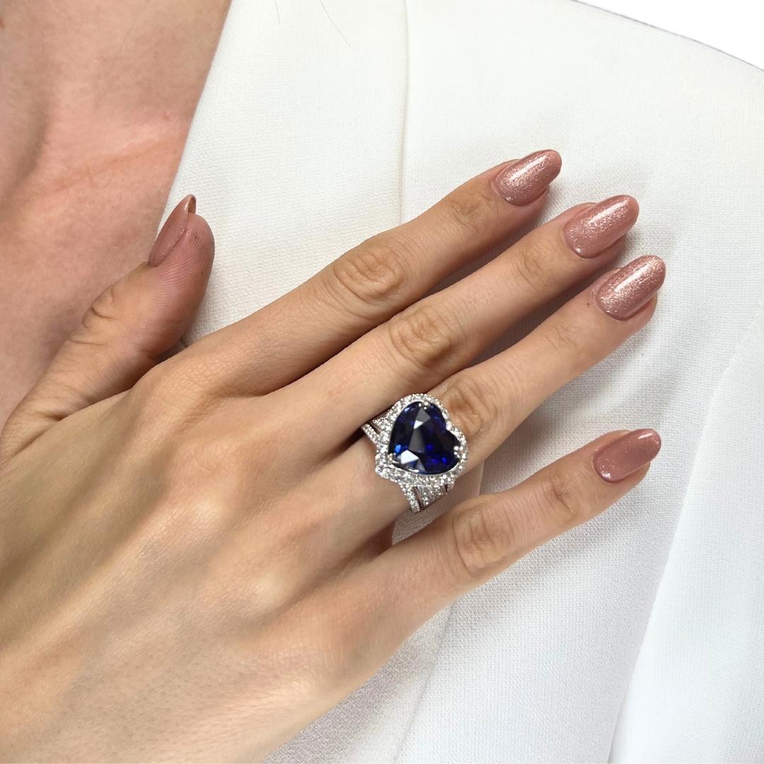 Fascinante Anillo en Racimo de Zafiro y Diamantes de 12,19 ct en Oro Blanco de 18k con Certificación GRS e IGI 

Sumérgete en la regia belleza de este encantador anillo de zafiro, exquisitamente elaborado en oro blanco de 18 quilates. La pieza