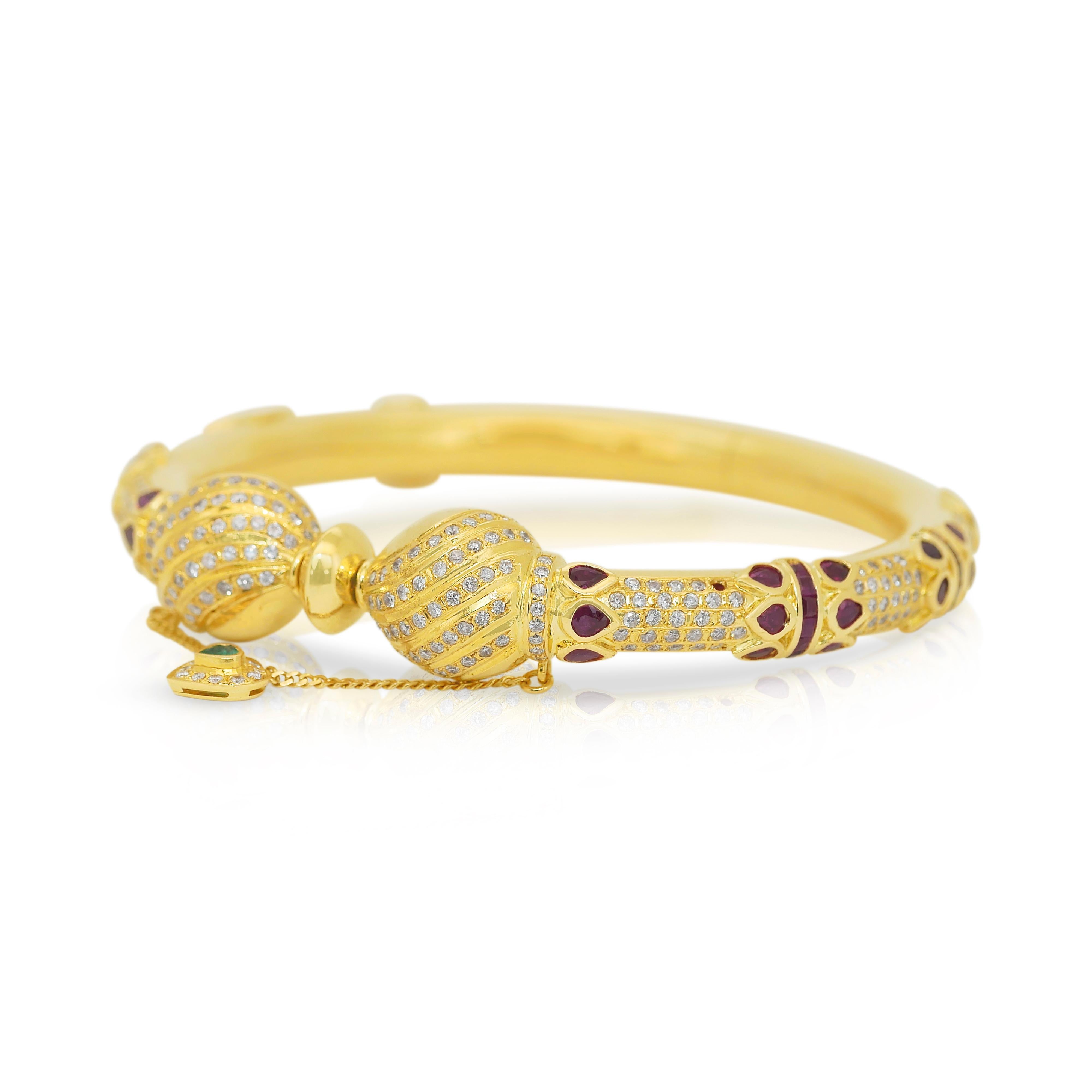 Fascinant bracelet d'émeraudes, de rubis et de diamants de 14,26ct en or jaune 18k - certifié IGI

Ce luxueux bracelet en or jaune 18 carats est un chef-d'œuvre d'art et de couleurs vibrantes. En son centre se trouve une magnifique émeraude en forme