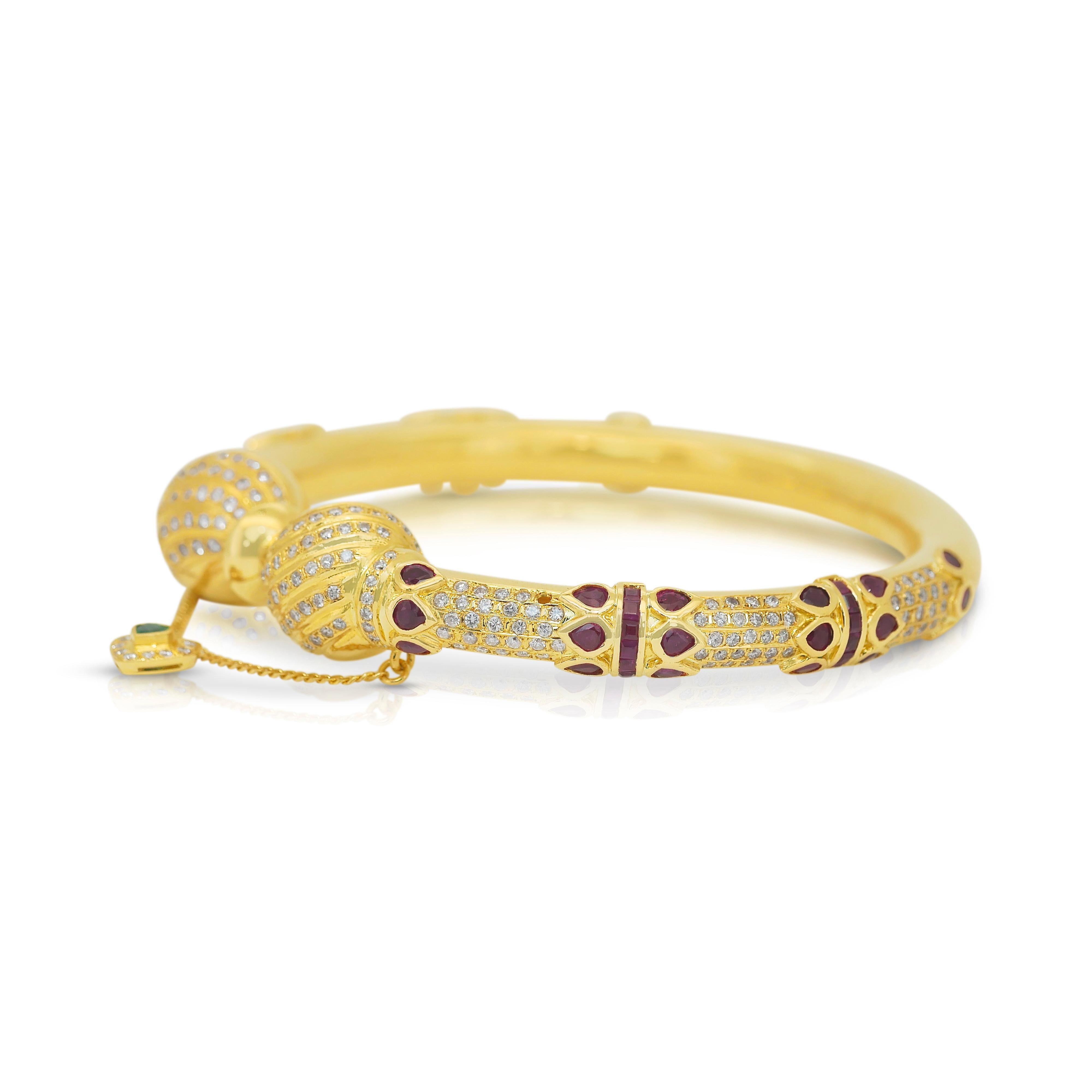 Taille émeraude Bracelet fascinant avec 14,26 carats d'émeraudes, rubis et diamants en vente