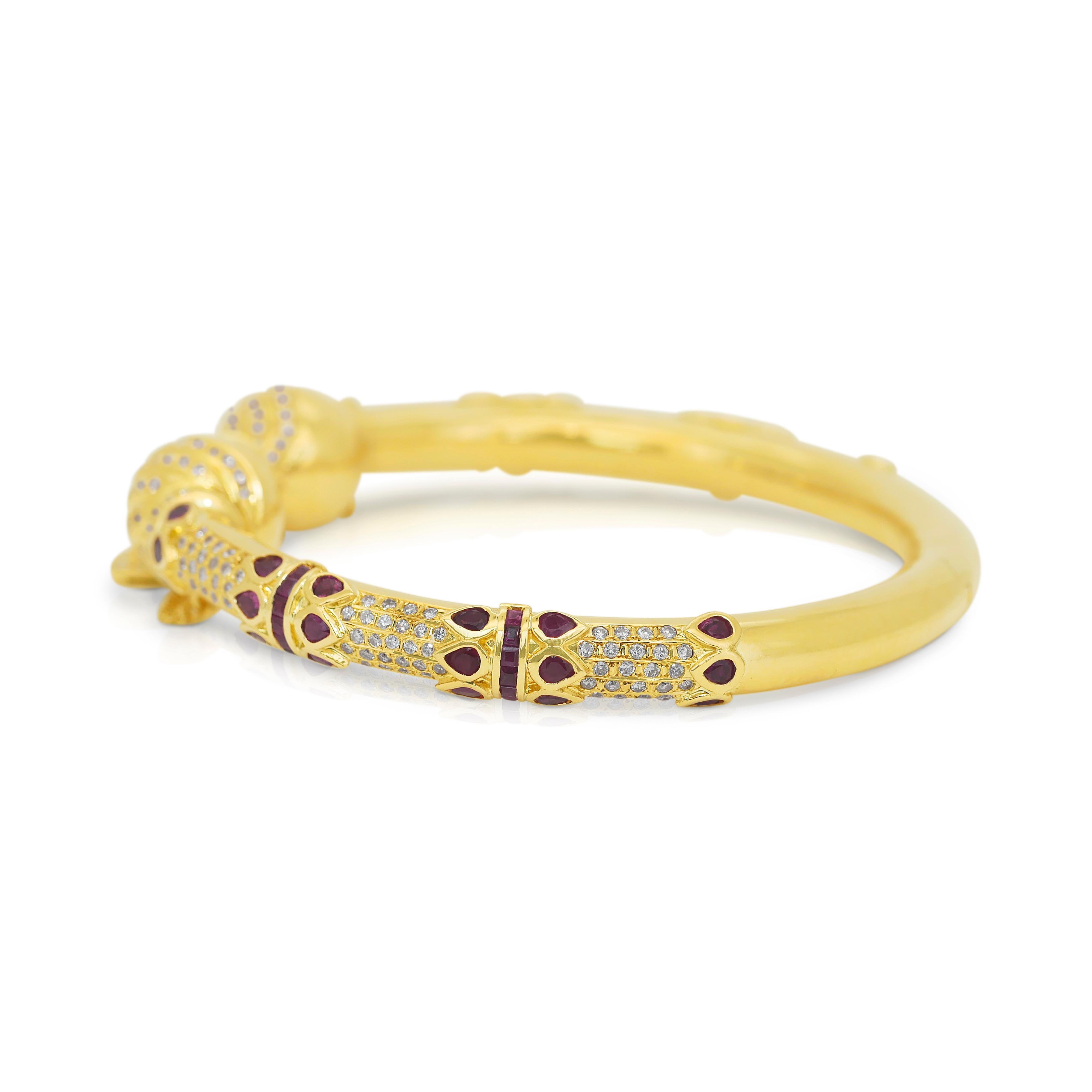 Bracelet fascinant avec 14,26 carats d'émeraudes, rubis et diamants Neuf - En vente à רמת גן, IL