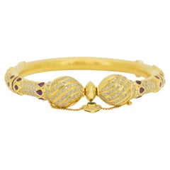 Bracelet fascinant avec 14,26 carats d'émeraudes, rubis et diamants