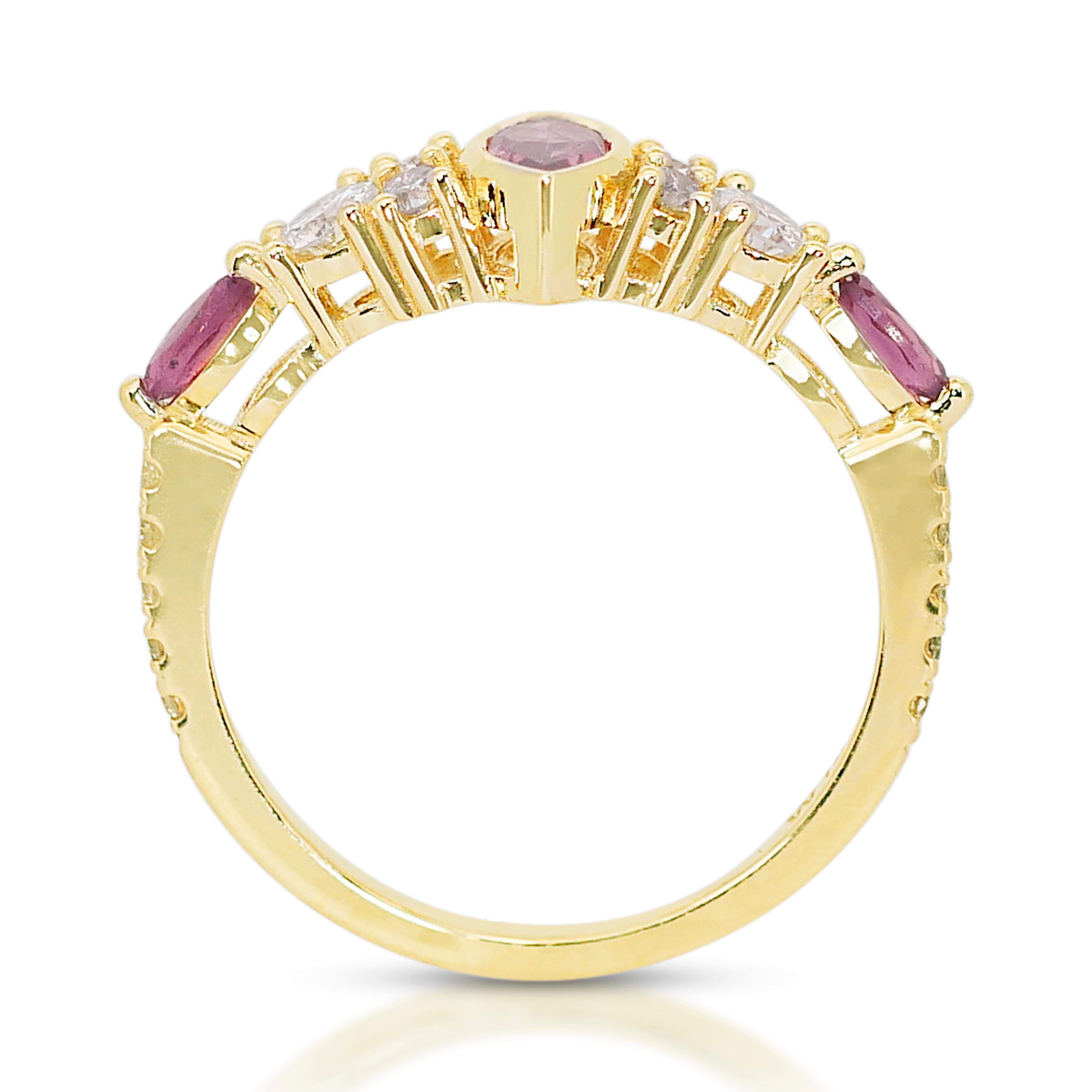 Fascinating 14k Yellow Gold Sapphire & Diamond Pave Ring w/1.02 ct-IGI Certified For Sale 1