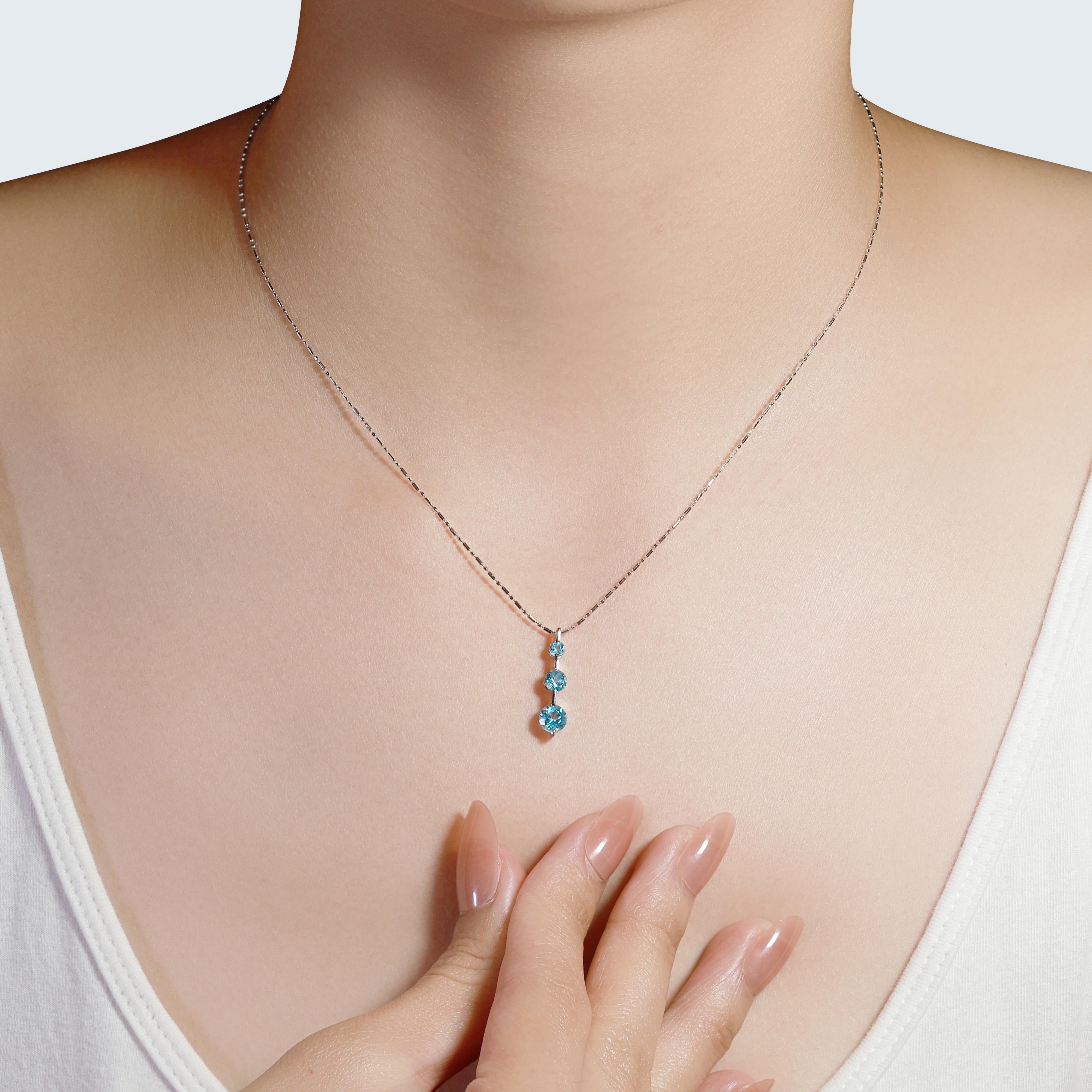 Fascinating 1.6ct Light Blue Topaz Necklace in 18K White Gold For Sale 2