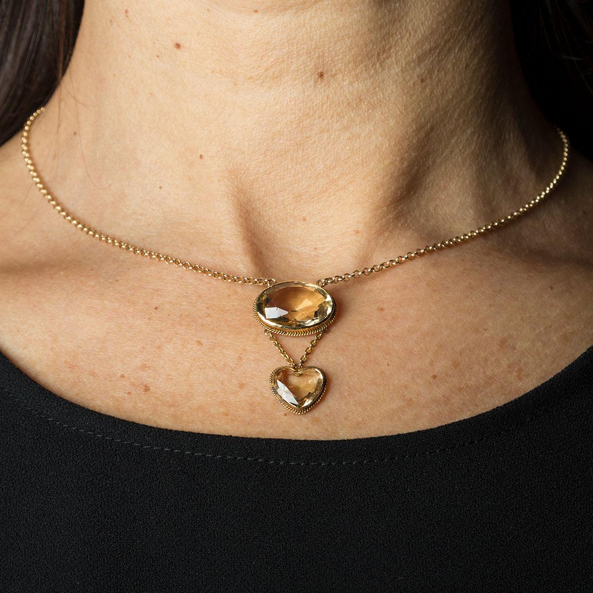 Fascinating 18 kt yellow gold necklace with citrine quartzes from the early 1900s. The colors of the citrine vary from lemon yellow to golden yellow up to orange shades. A jewel with great meanings, the magic of the era, the shapes and