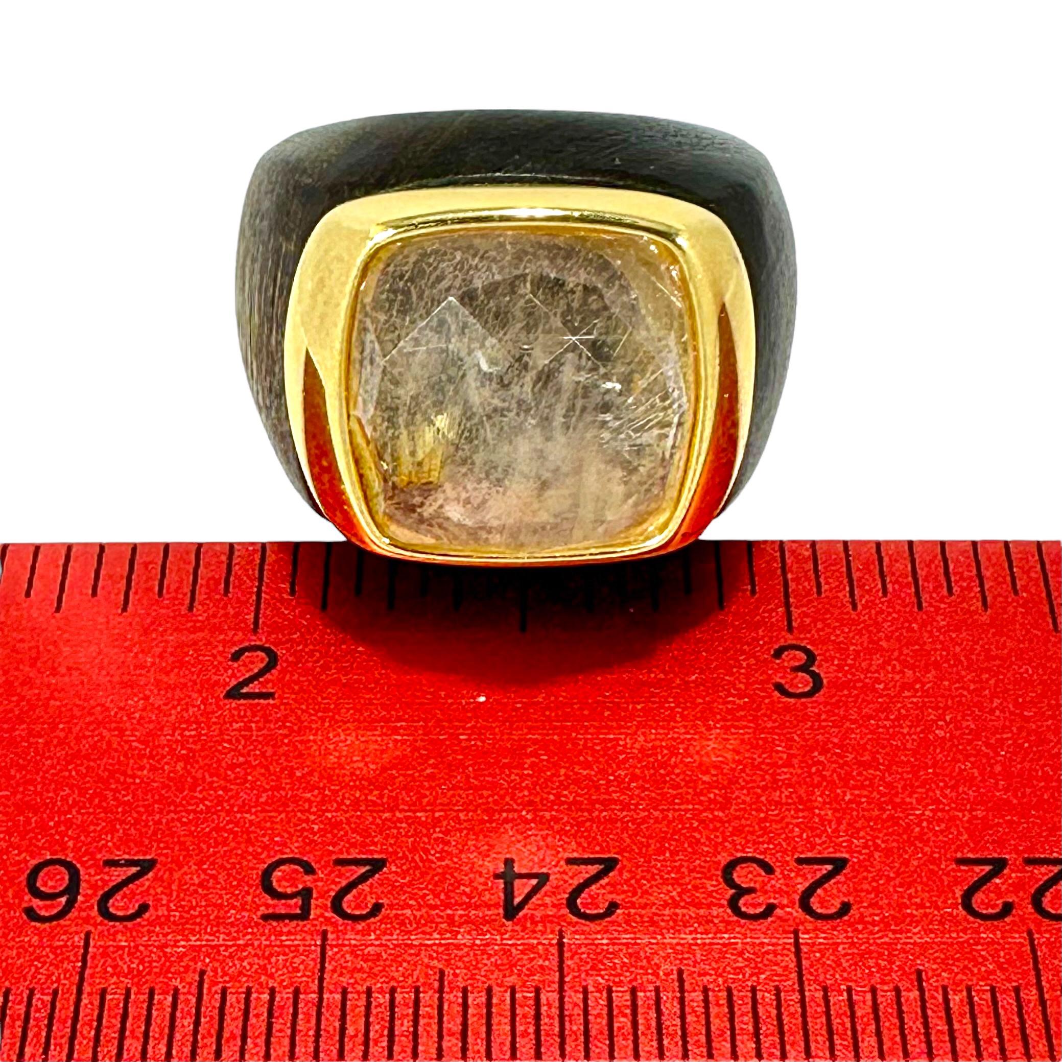 Faszinierender Ring aus 18 Karat Gelbgold, Holz und gerafftem Quarz im Angebot 4