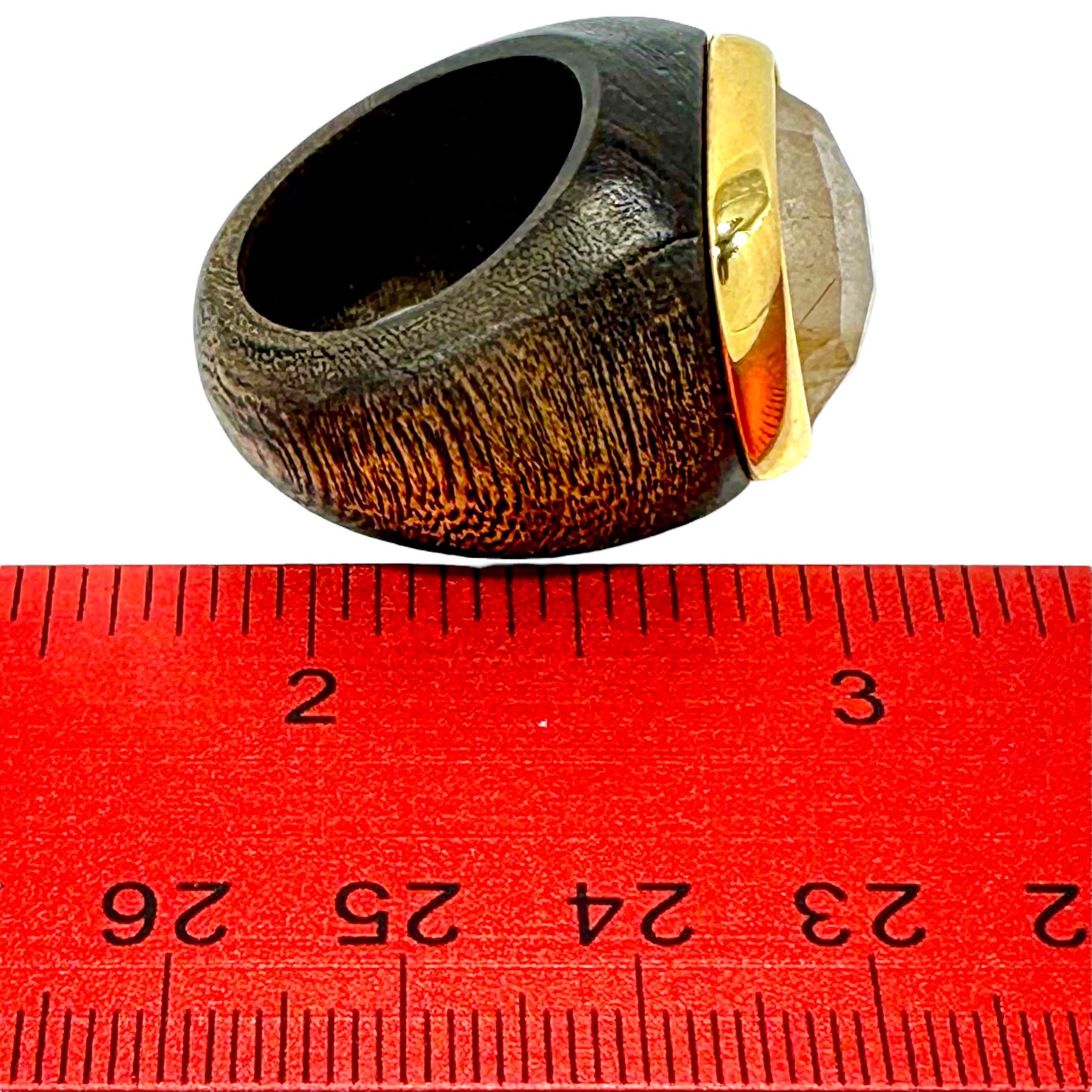 Faszinierender Ring aus 18 Karat Gelbgold, Holz und gerafftem Quarz im Angebot 5