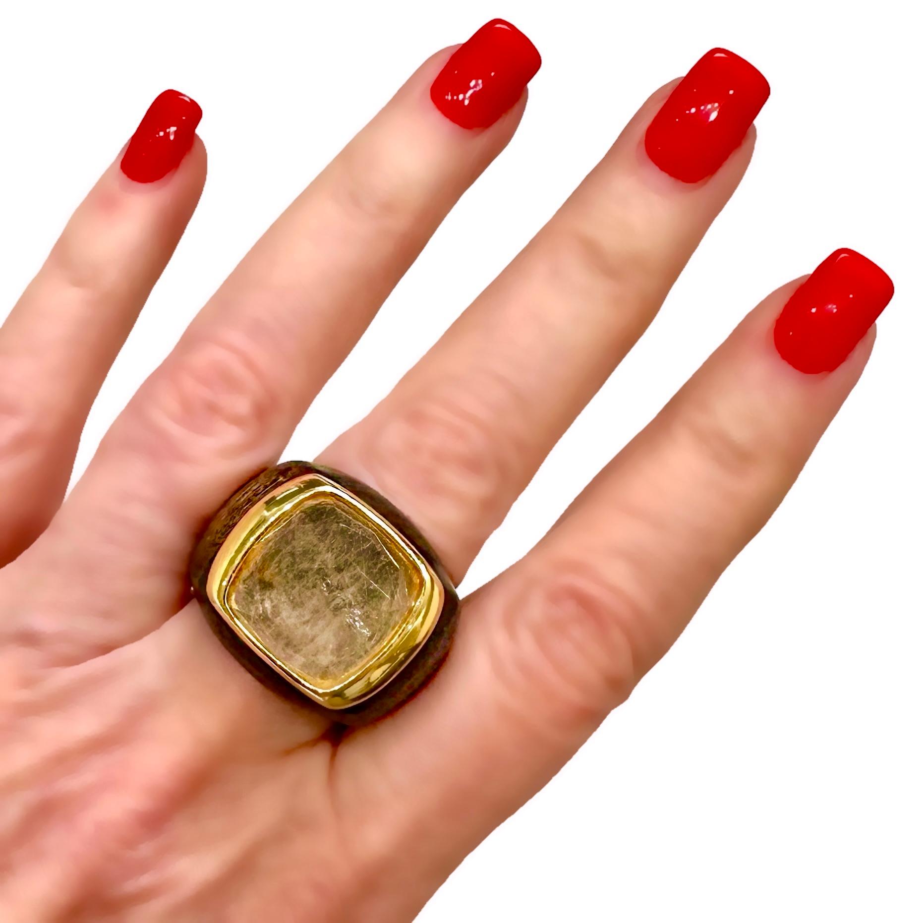 Faszinierender Ring aus 18 Karat Gelbgold, Holz und gerafftem Quarz im Angebot 6