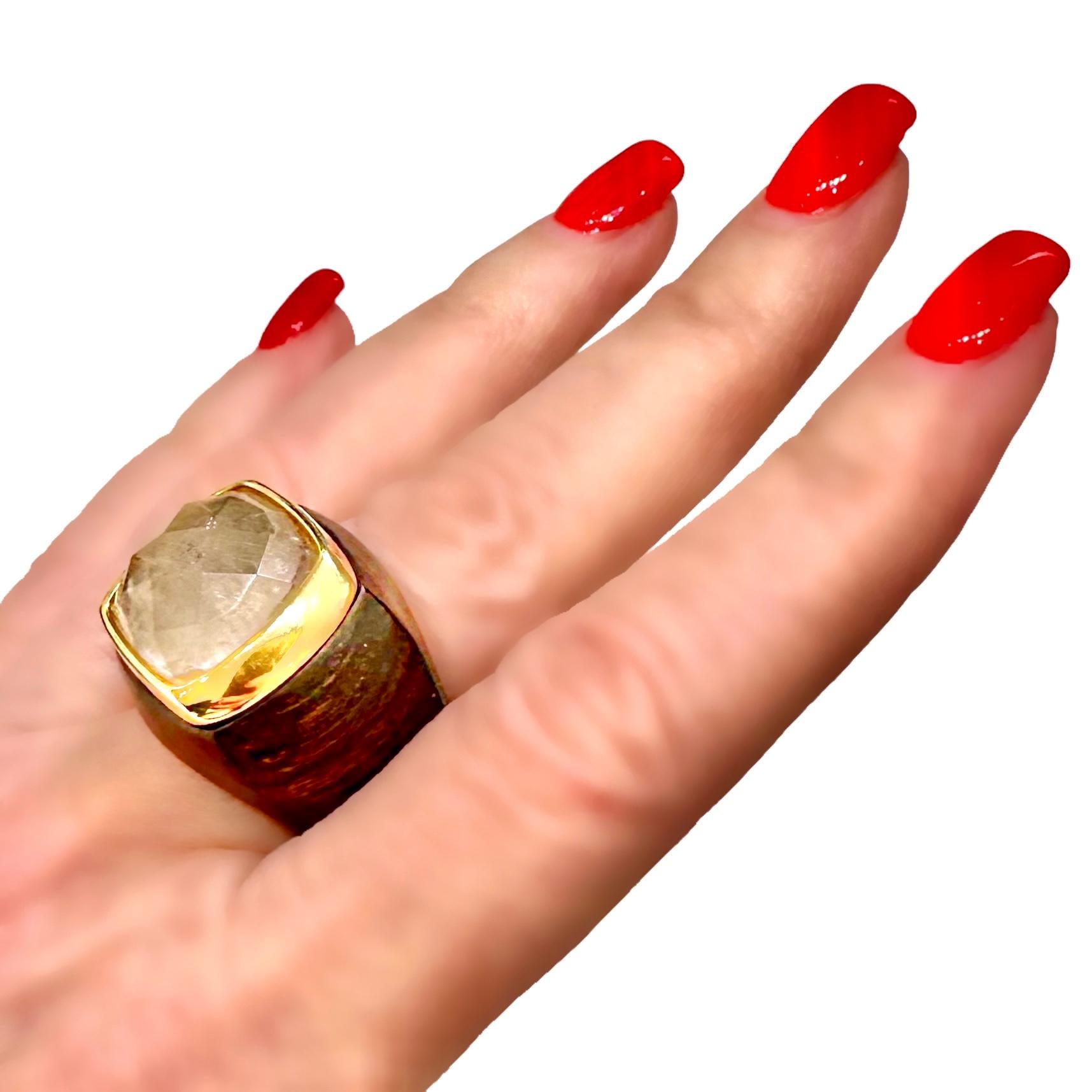 Faszinierender Ring aus 18 Karat Gelbgold, Holz und gerafftem Quarz im Angebot 7