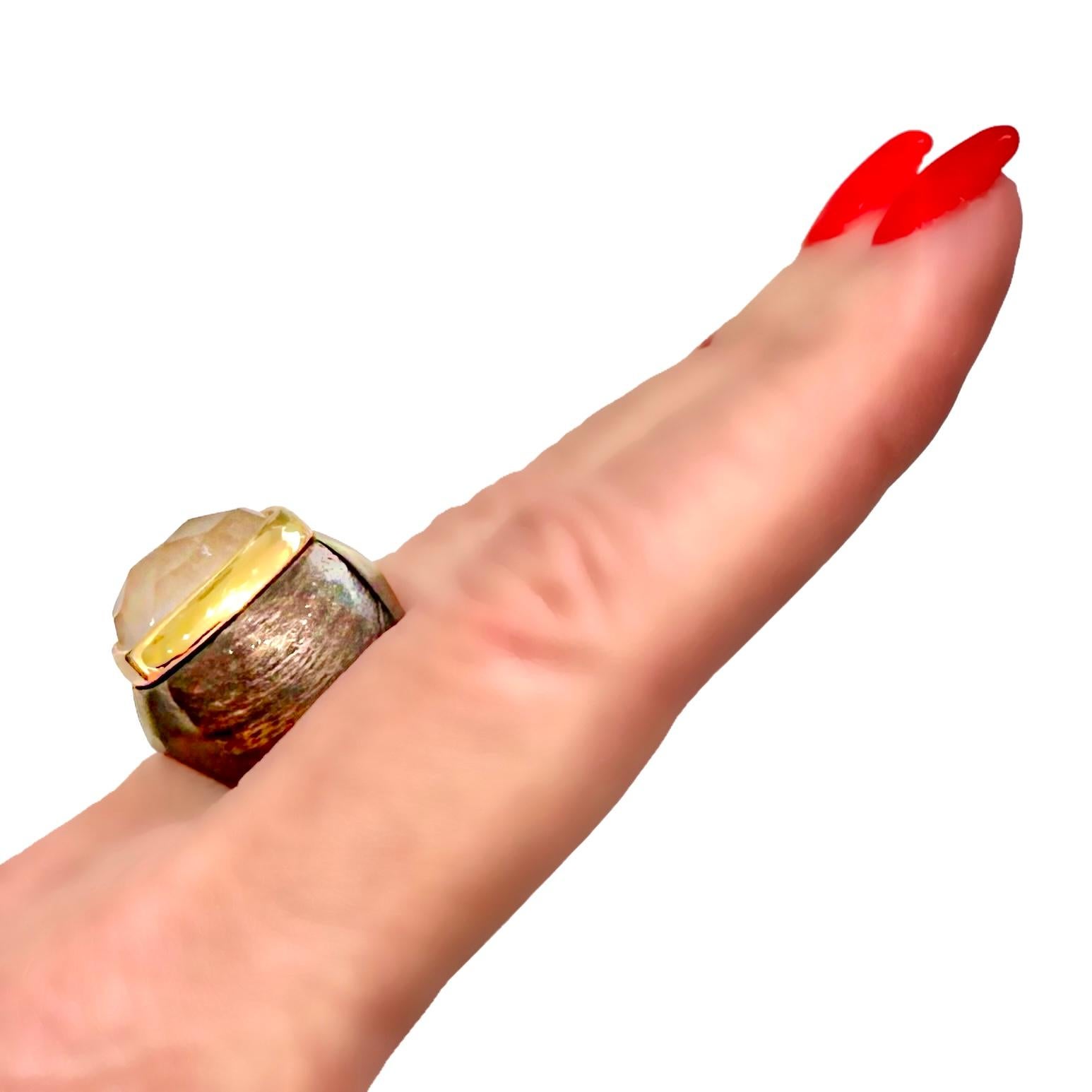 Faszinierender Ring aus 18 Karat Gelbgold, Holz und gerafftem Quarz im Angebot 8