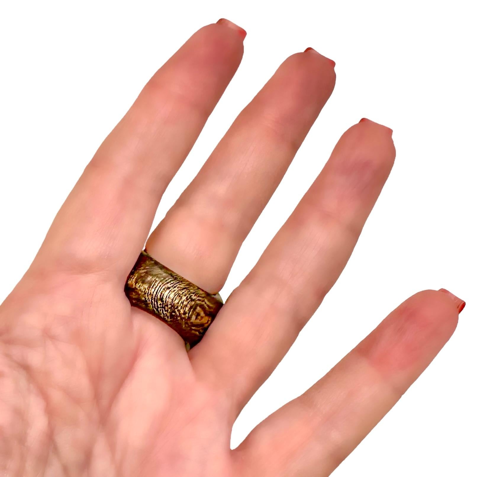 Faszinierender Ring aus 18 Karat Gelbgold, Holz und gerafftem Quarz im Angebot 9
