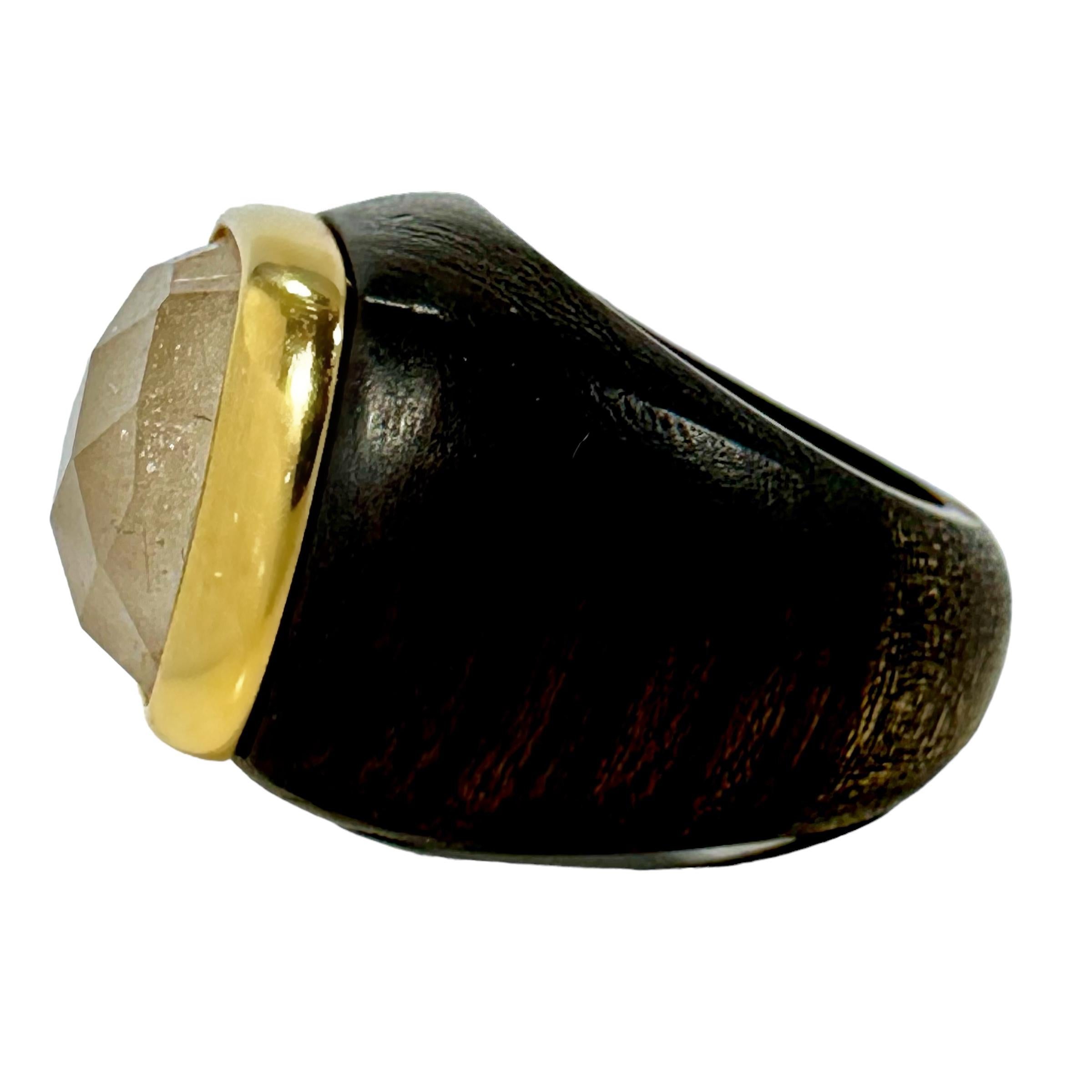 Faszinierender Ring aus 18 Karat Gelbgold, Holz und gerafftem Quarz (Moderne) im Angebot