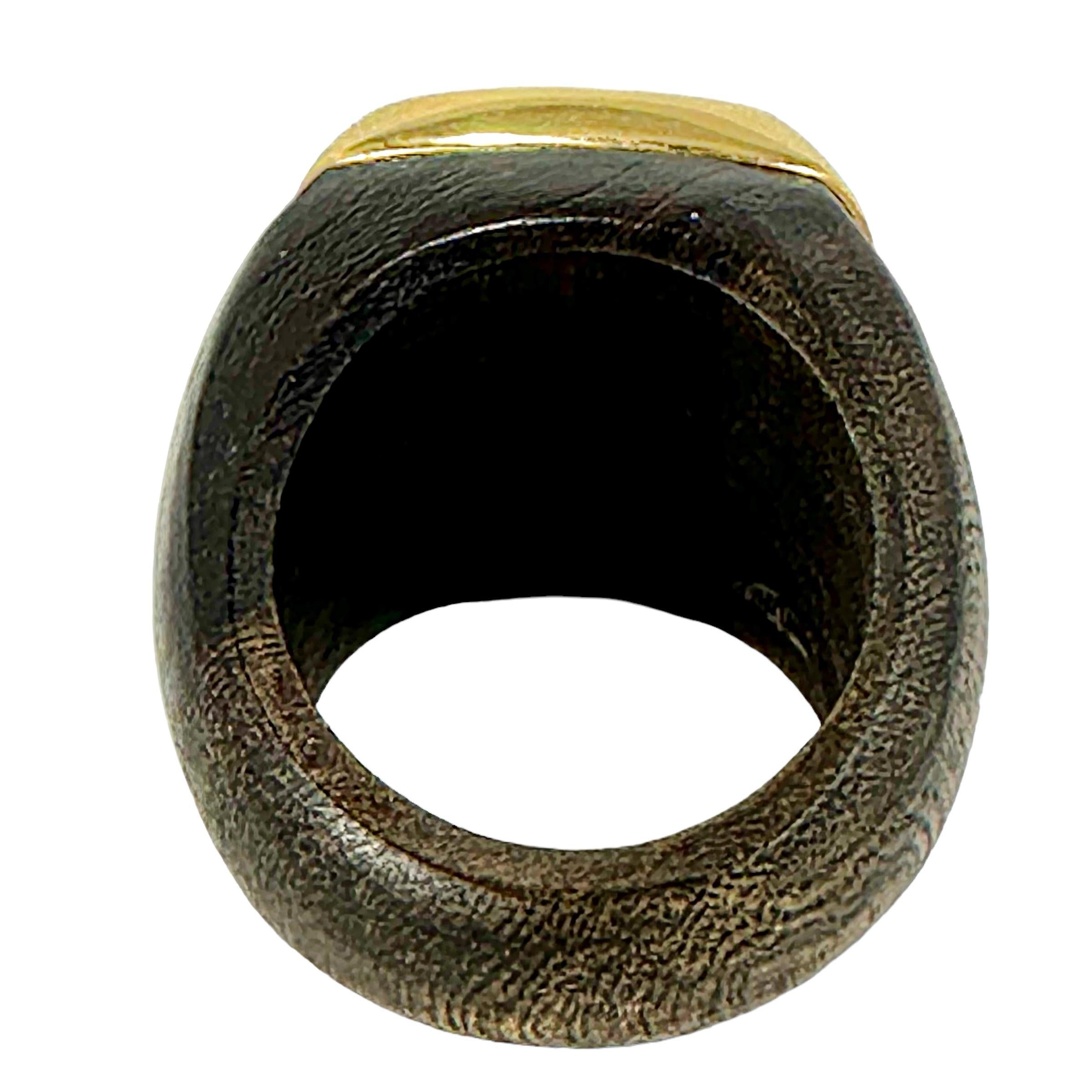 Faszinierender Ring aus 18 Karat Gelbgold, Holz und gerafftem Quarz (Gemischter Schliff) im Angebot