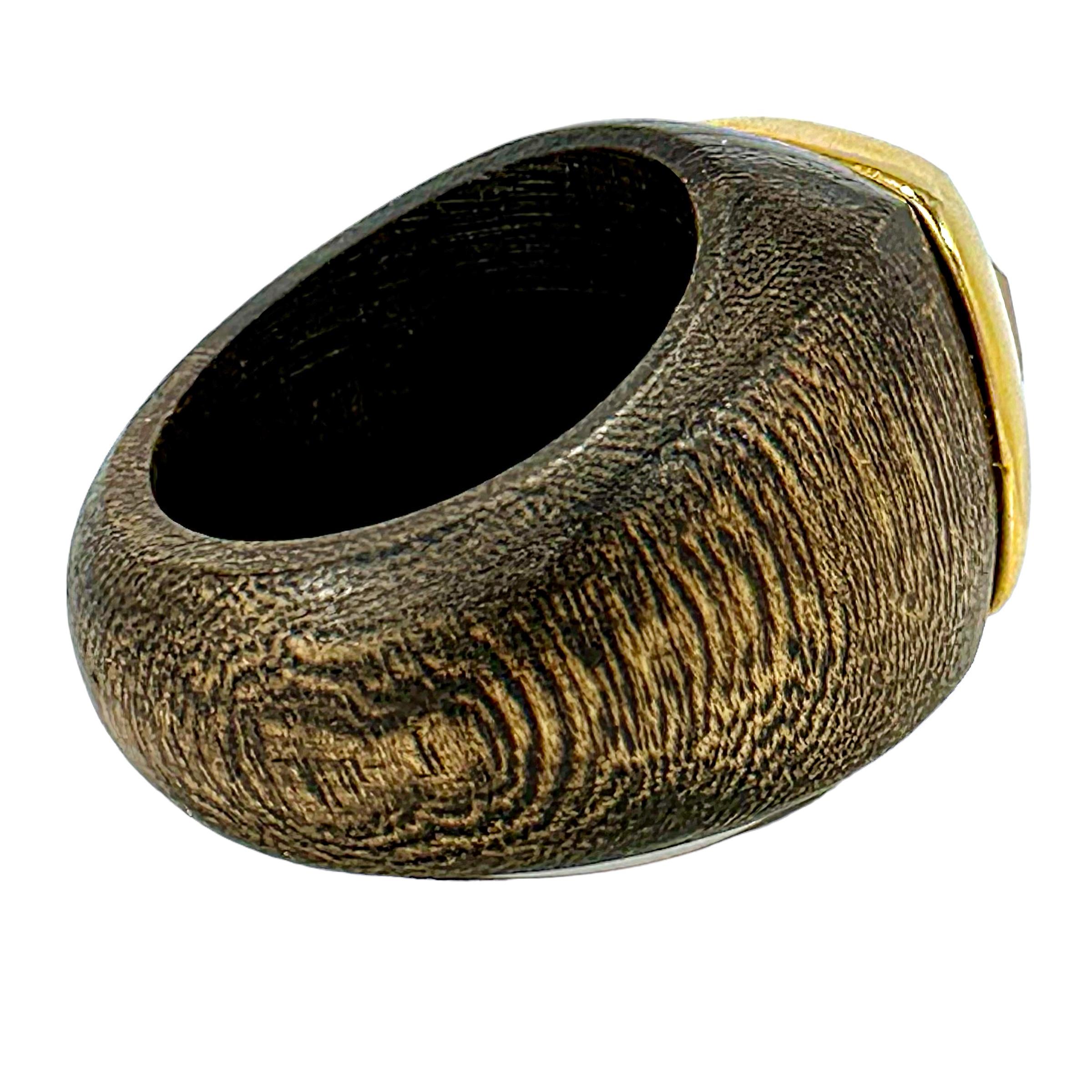 Faszinierender Ring aus 18 Karat Gelbgold, Holz und gerafftem Quarz im Zustand „Gut“ im Angebot in Palm Beach, FL