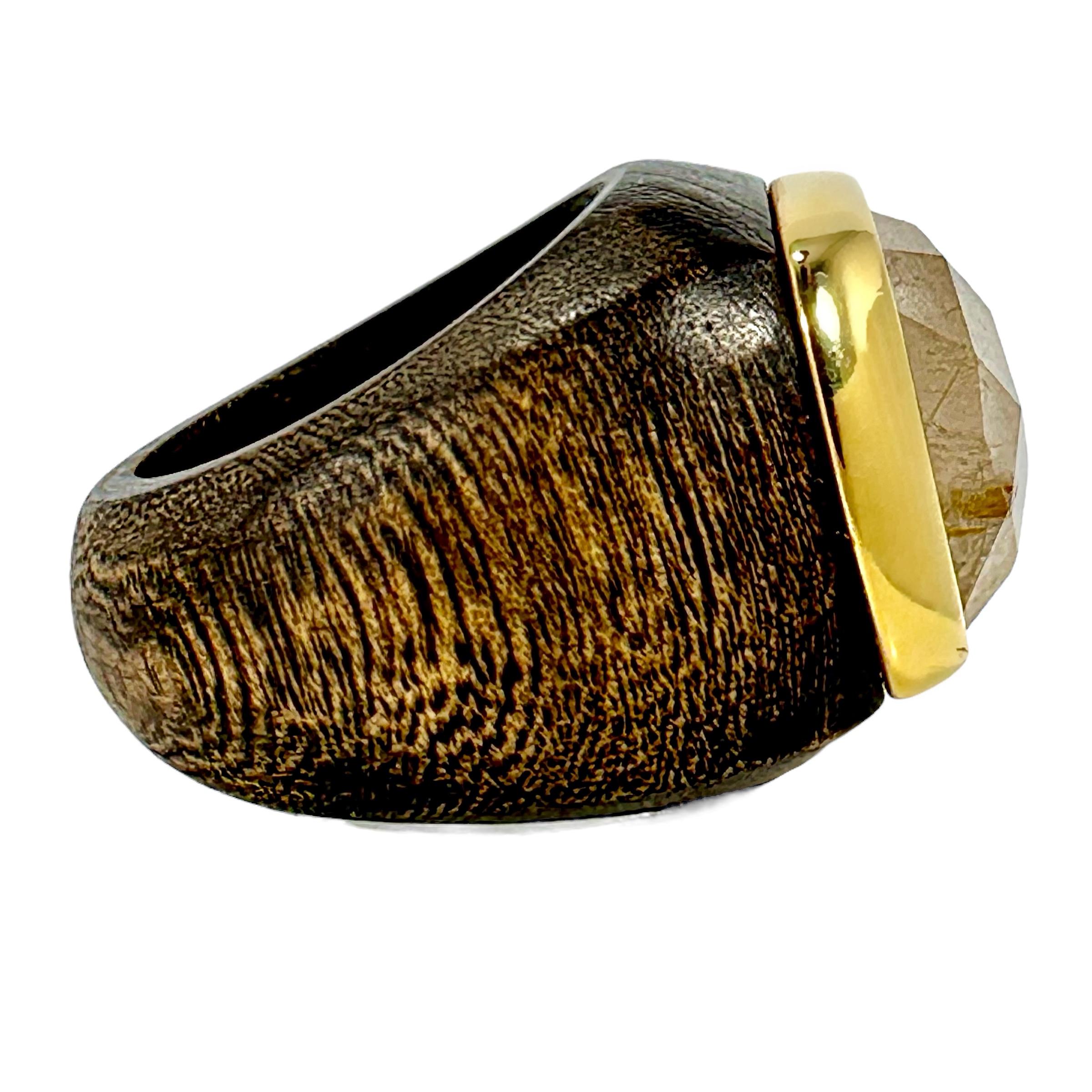 Faszinierender Ring aus 18 Karat Gelbgold, Holz und gerafftem Quarz für Damen oder Herren im Angebot