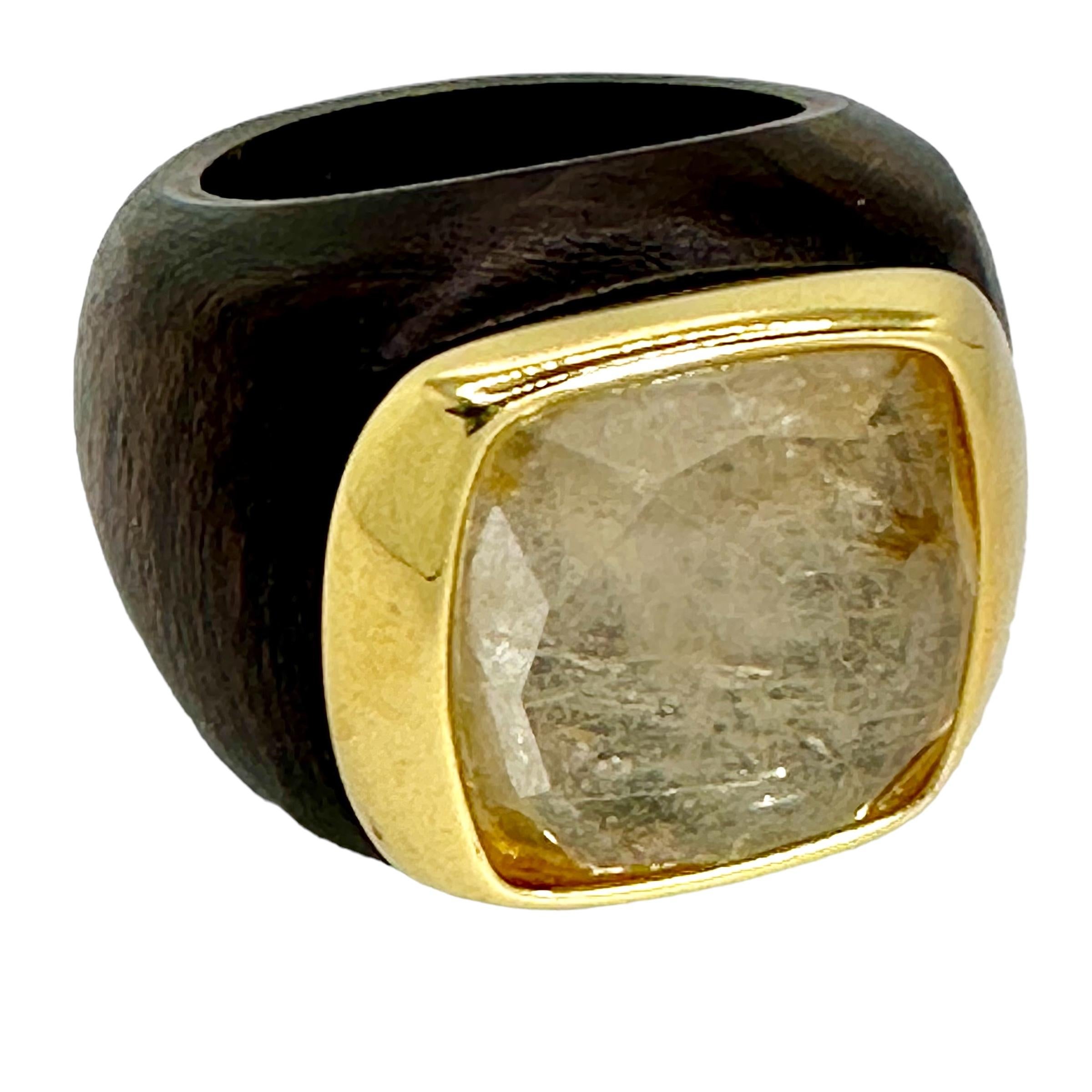 Faszinierender Ring aus 18 Karat Gelbgold, Holz und gerafftem Quarz im Angebot 1