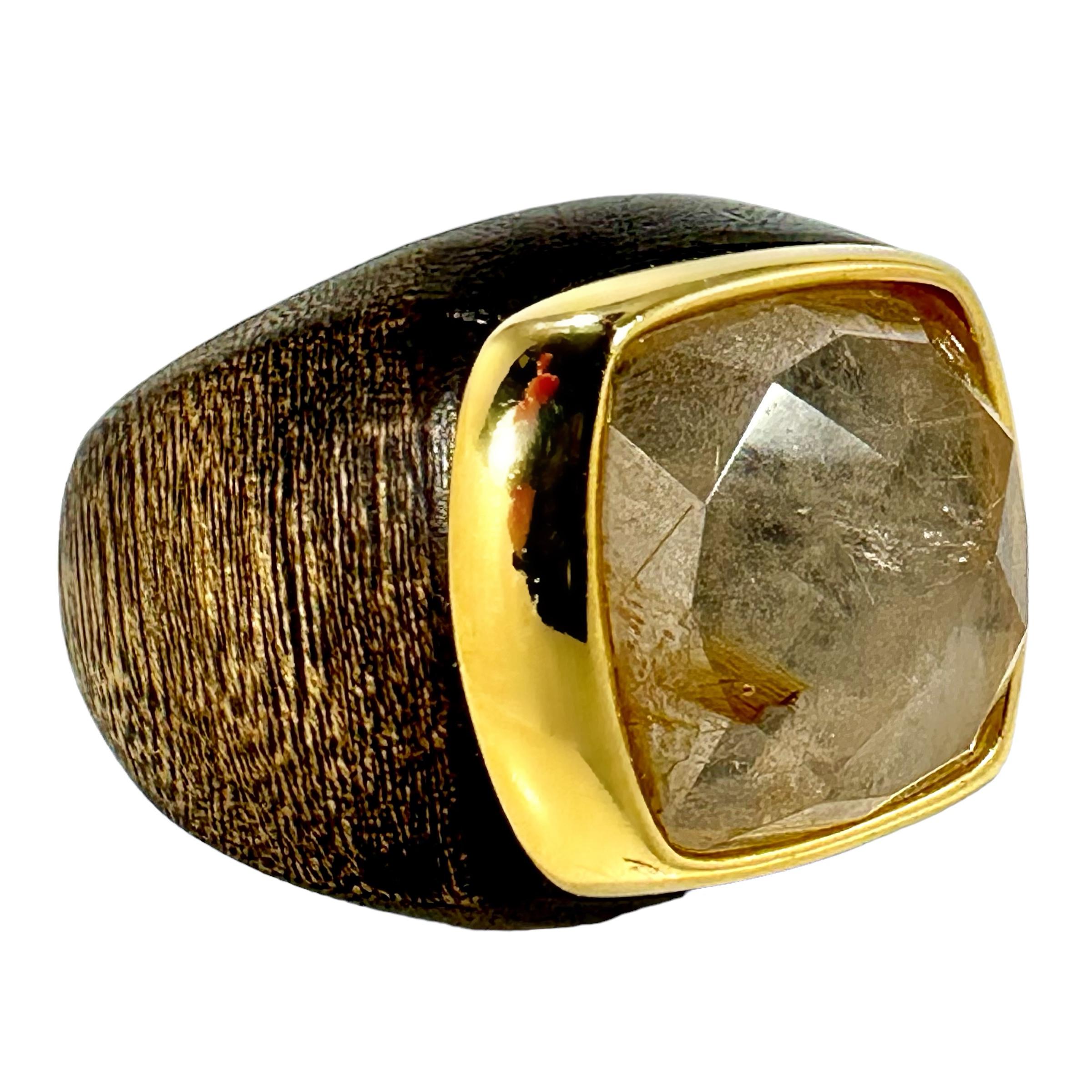 Faszinierender Ring aus 18 Karat Gelbgold, Holz und gerafftem Quarz im Angebot 2