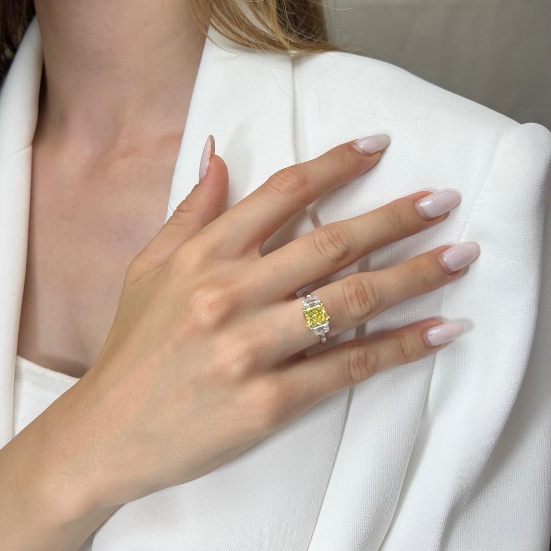 Faszinierende 2,23ct Double Excellent Ideal Cut natürlich gefärbten Diamanten Fancy Ring in 18k Weißgold - GIA zertifiziert

Erhöhen Sie Ihren Stil mit diesem exquisiten Ring aus 18 Karat Weißgold, der mit einem atemberaubenden 1,53-karätigen
