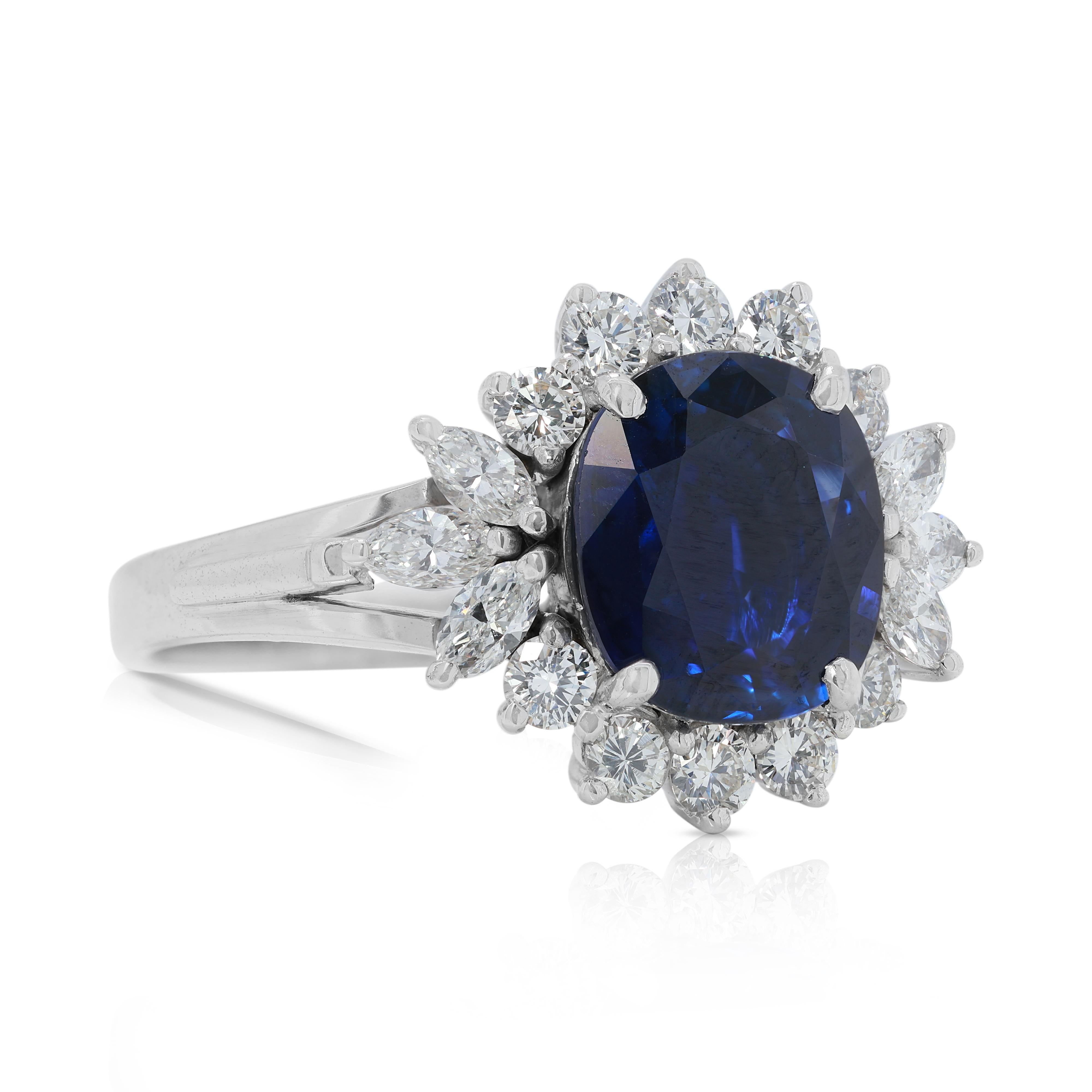 Faszinierender 2,58ct Saphir & natürliche Diamanten Cluster Ring in 18K Weißgold (Ovalschliff) im Angebot