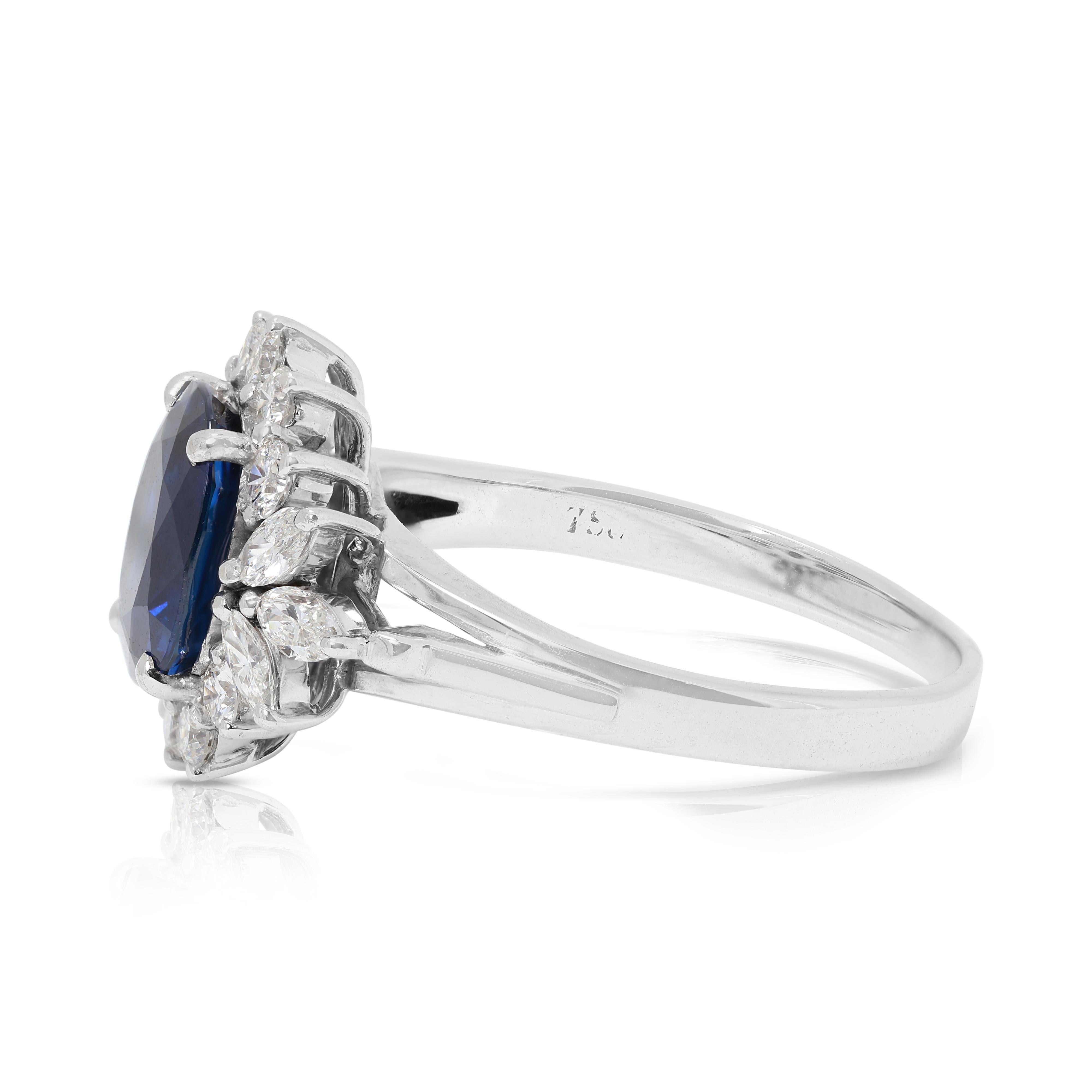 Faszinierender 2,58ct Saphir & natürliche Diamanten Cluster Ring in 18K Weißgold im Zustand „Hervorragend“ im Angebot in רמת גן, IL