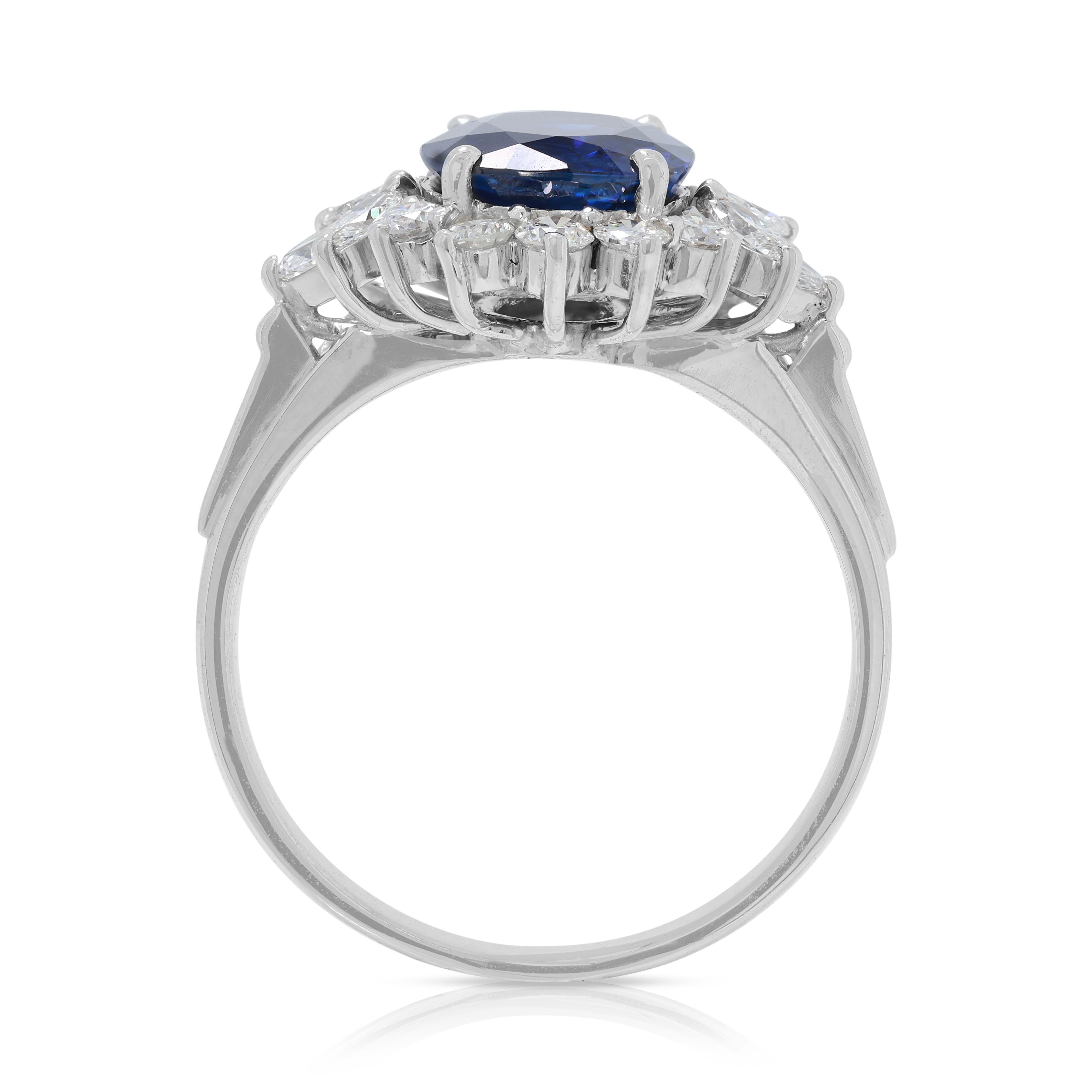 Faszinierender 2,58ct Saphir & natürliche Diamanten Cluster Ring in 18K Weißgold im Angebot 2