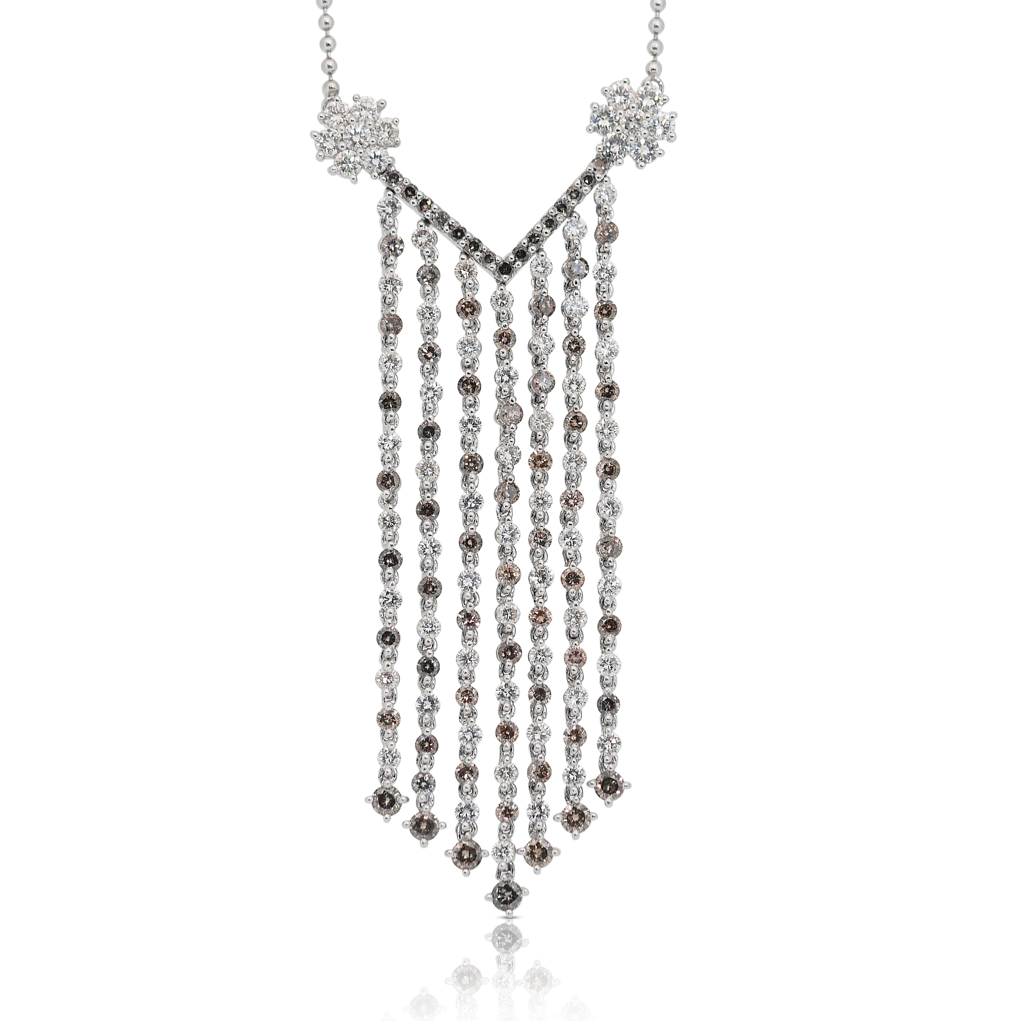 Fascinant collier avec pendentif en or blanc 18 carats et diamants de 2,7 ct - certifié IGI

Faites sensation avec ce luxueux collier à pendentif en or blanc 18 carats, orné de 142 diamants de taille ronde totalisant 2,76 carats. Ces diamants