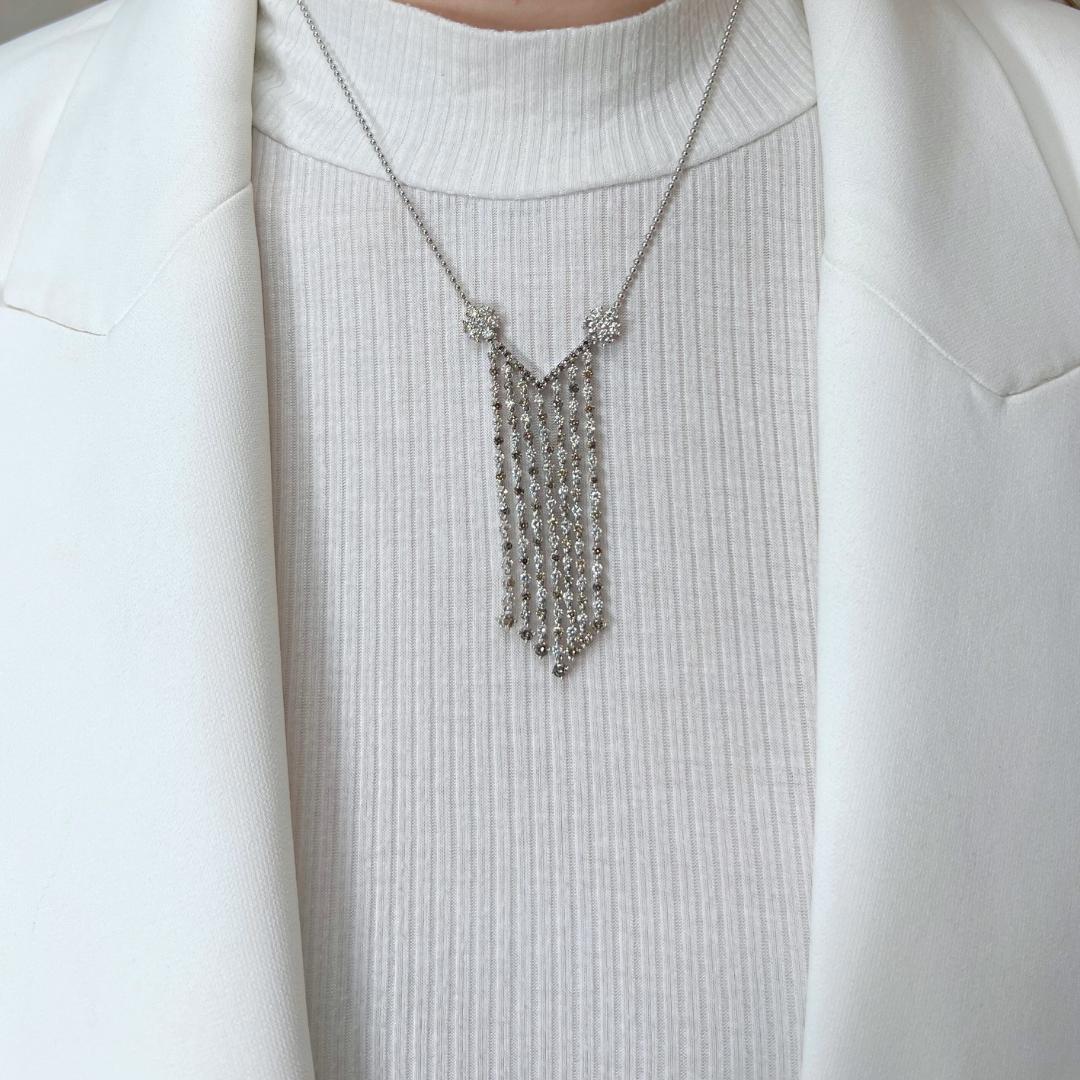 Fascinant collier pendentif en or blanc 18 carats avec diamants de 2,7 carats en vente 4
