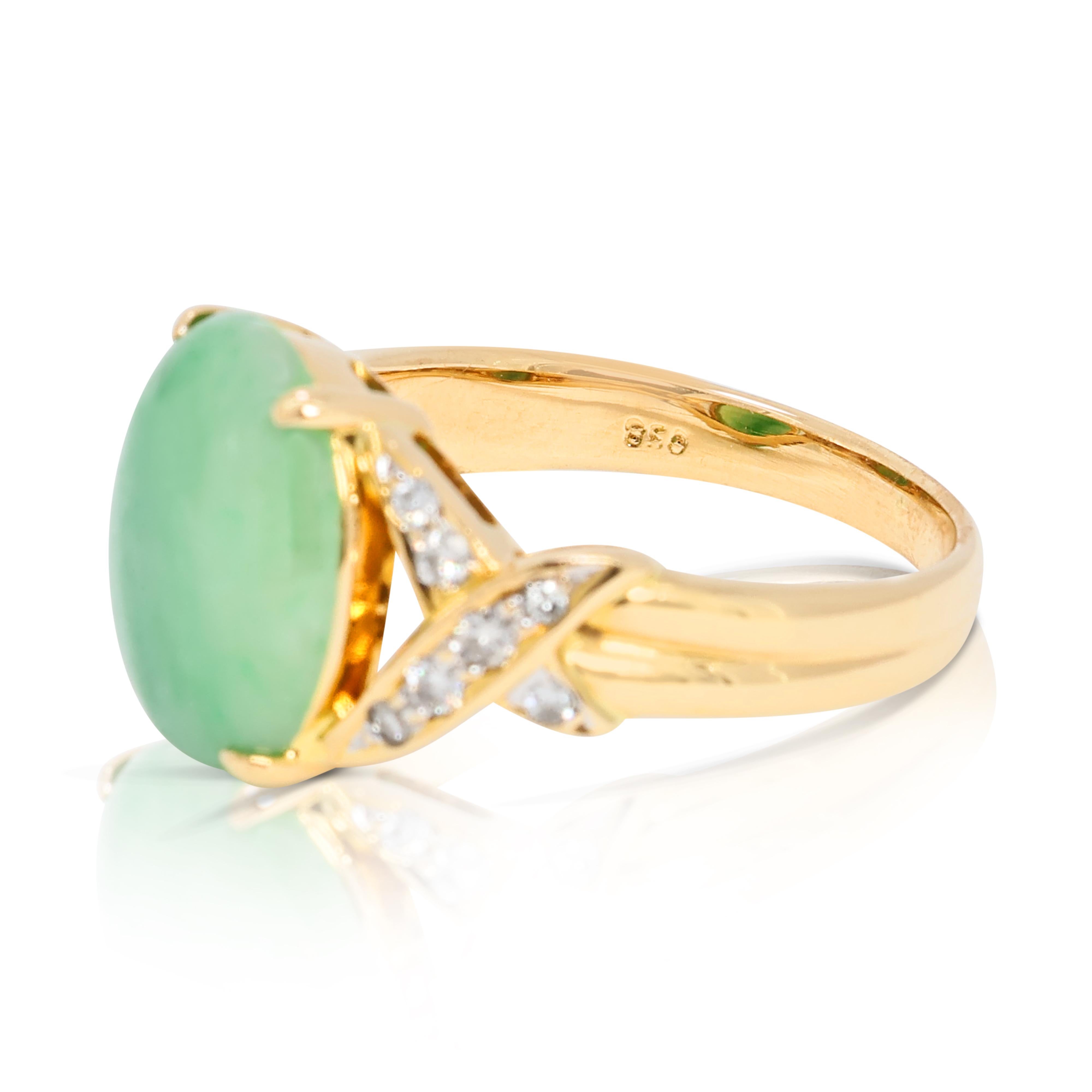 Taille ovale Fascinante bague grappe de diamants et de jade de 2,7 carats en or jaune 20 carats en vente