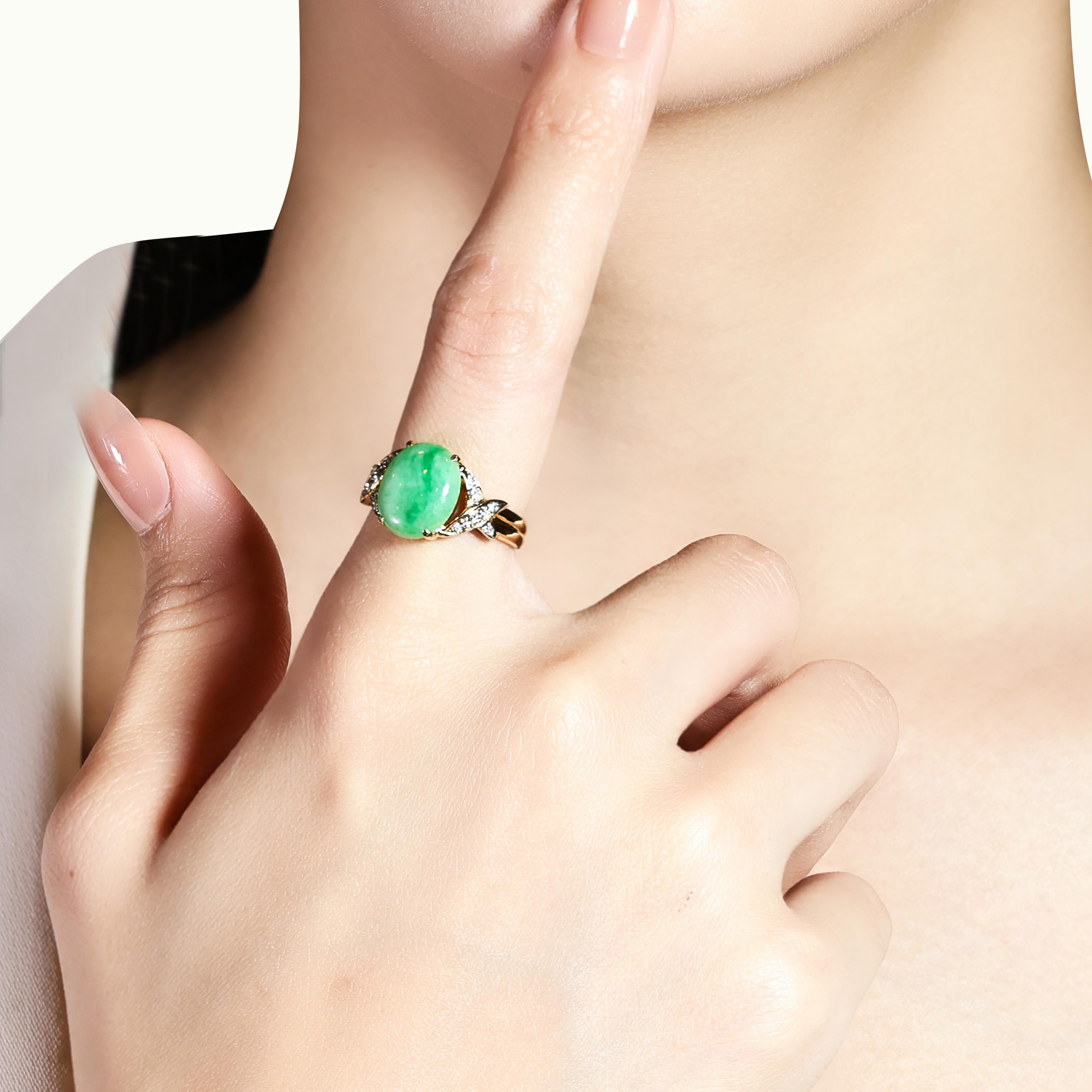 Ce bijou captivant est fabriqué en or jaune 20 carats et présente un étonnant jade de forme ovale comme pierre principale, pesant 2,5 carats et d'une couleur verte vibrante. Autour du jade, 14 diamants ronds et brillants, d'un poids total de 0,2