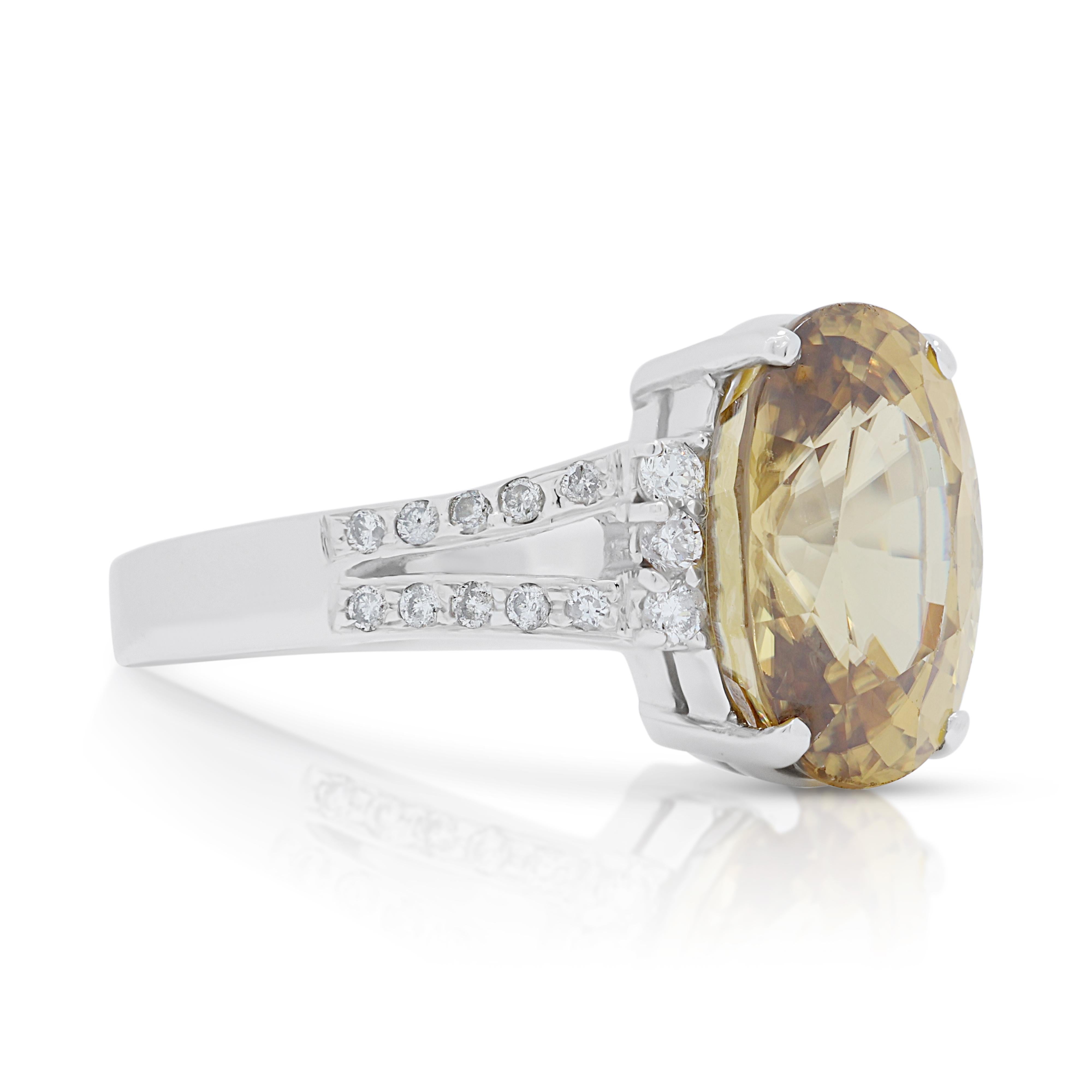 Fascinating 4.20ct Citrine Pave Ring in 18K White Gold  In Excellent Condition For Sale In רמת גן, IL