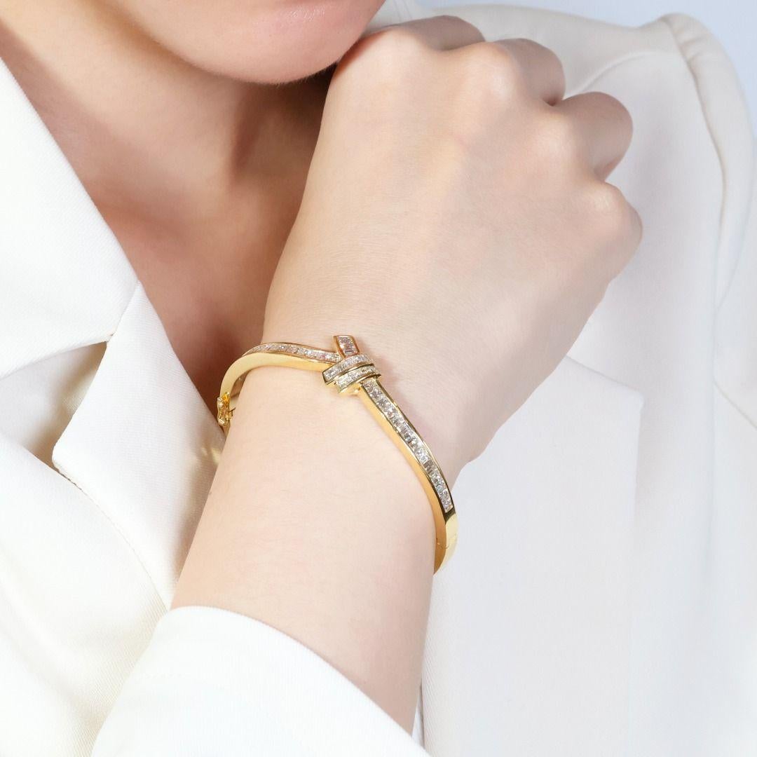 Verpassen Sie nicht diese seltene Gelegenheit, ein fesselndes Armband aus 18 Karat Gelbgold zu besitzen. Dieses luxuriöse Schmuckstück besticht durch 41 Diamanten im Smaragdschliff mit einem Gesamtkaratgewicht von beeindruckenden 6,15ct. Die