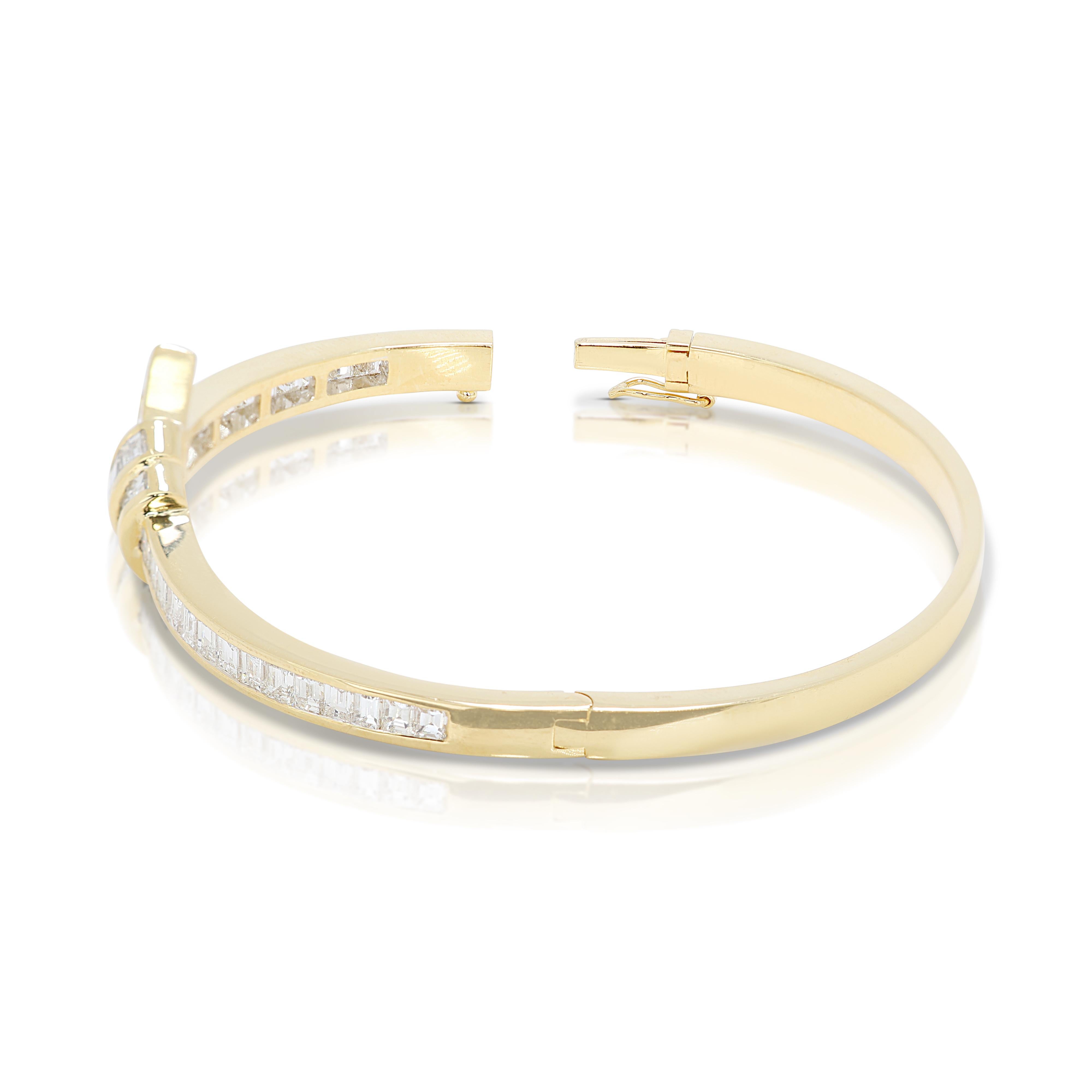 Women's Fascinating 6.15ct Diamonds Clasp Bracelet in 18K Yellow Gold For Sale