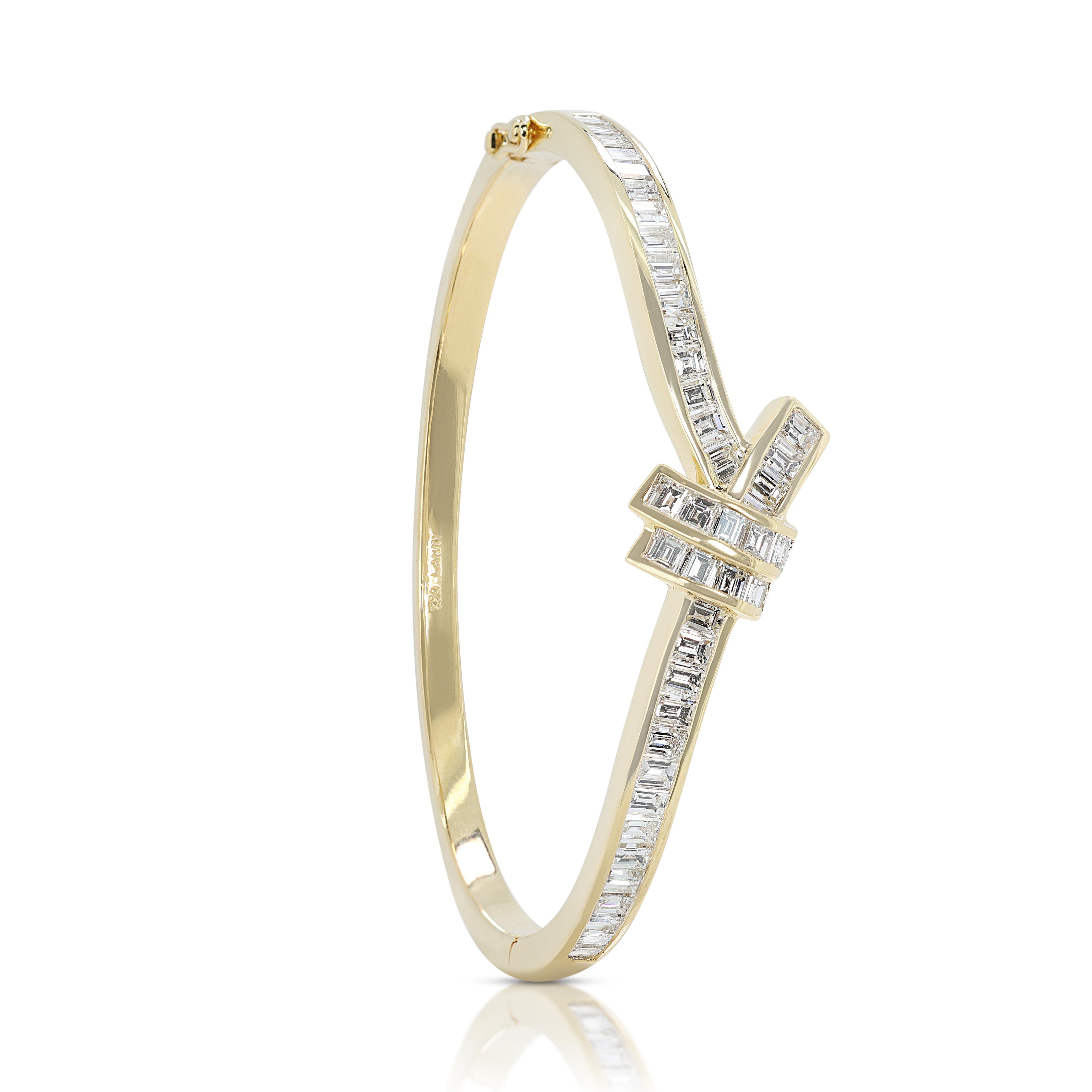 Fascinating 6.15ct Diamonds Clasp Bracelet in 18K Yellow Gold For Sale 1