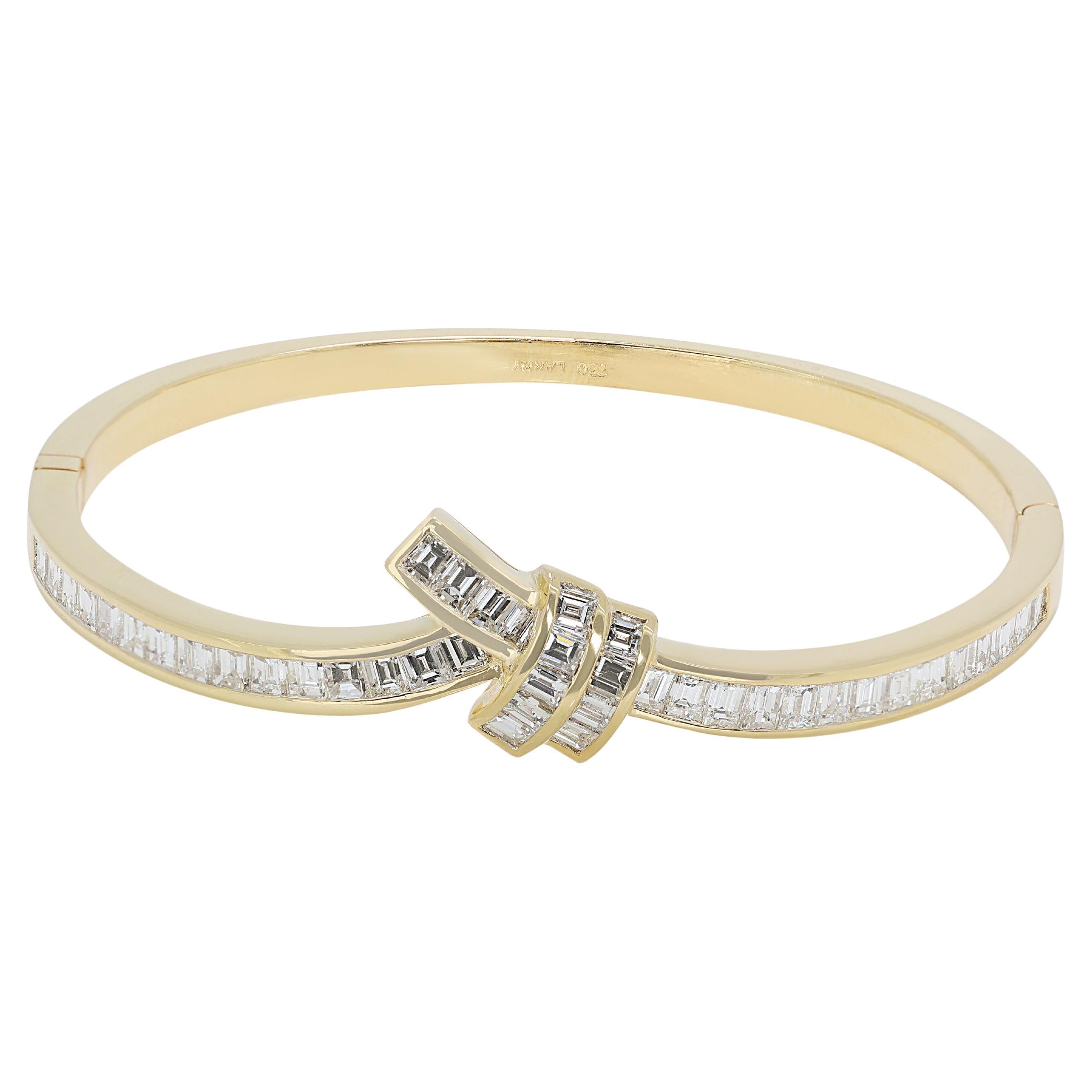 Fascinating 6.15ct Diamonds Clasp Bracelet in 18K Yellow Gold For Sale