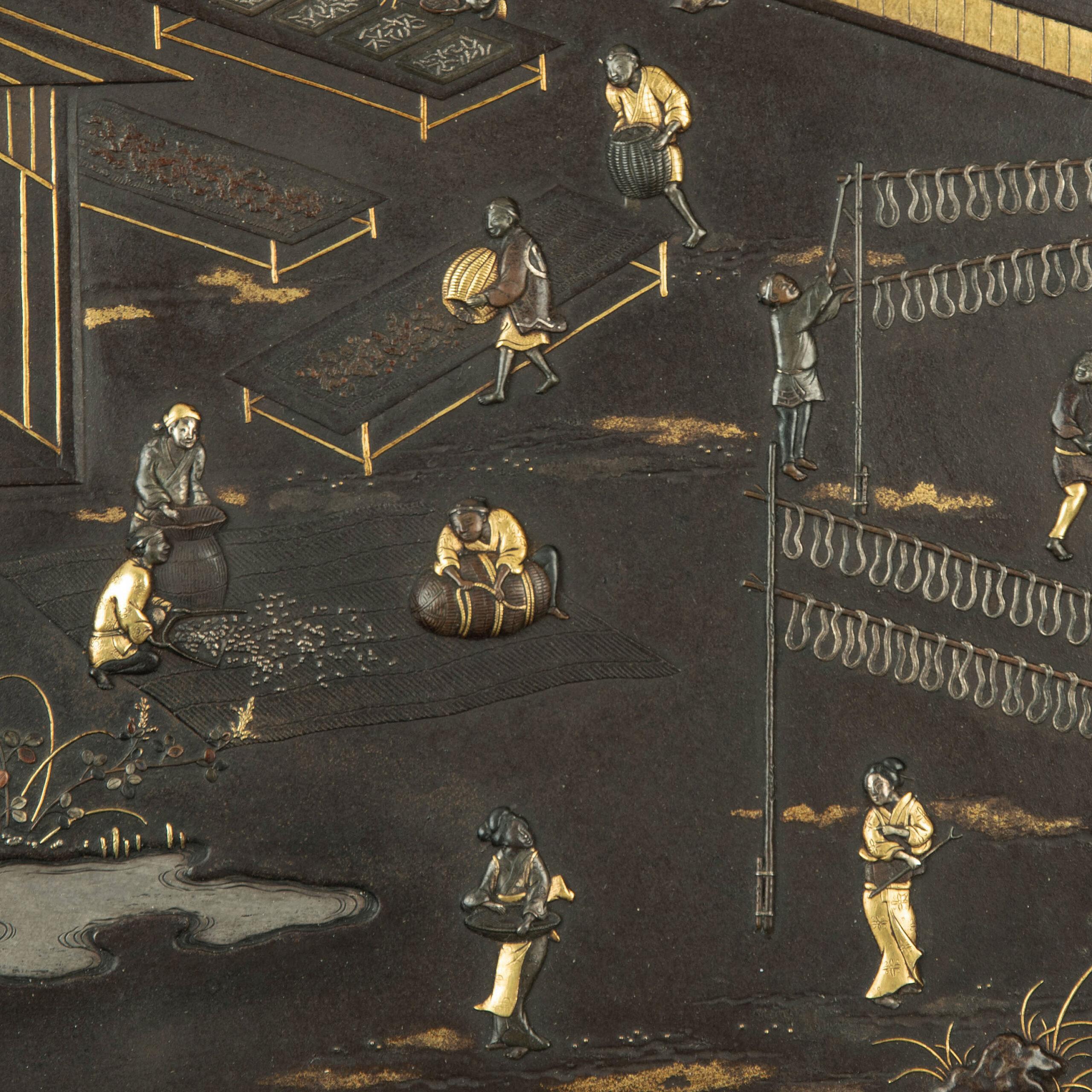 Als Teil unserer Sammlung japanischer Kunstwerke freuen wir uns, dieses faszinierende Wandpaneel aus Eisen aus der frühen Meiji-Zeit (1868-1912) anbieten zu können, das von der hoch angesehenen Firma Komai in Kyoto während ihrer frühen