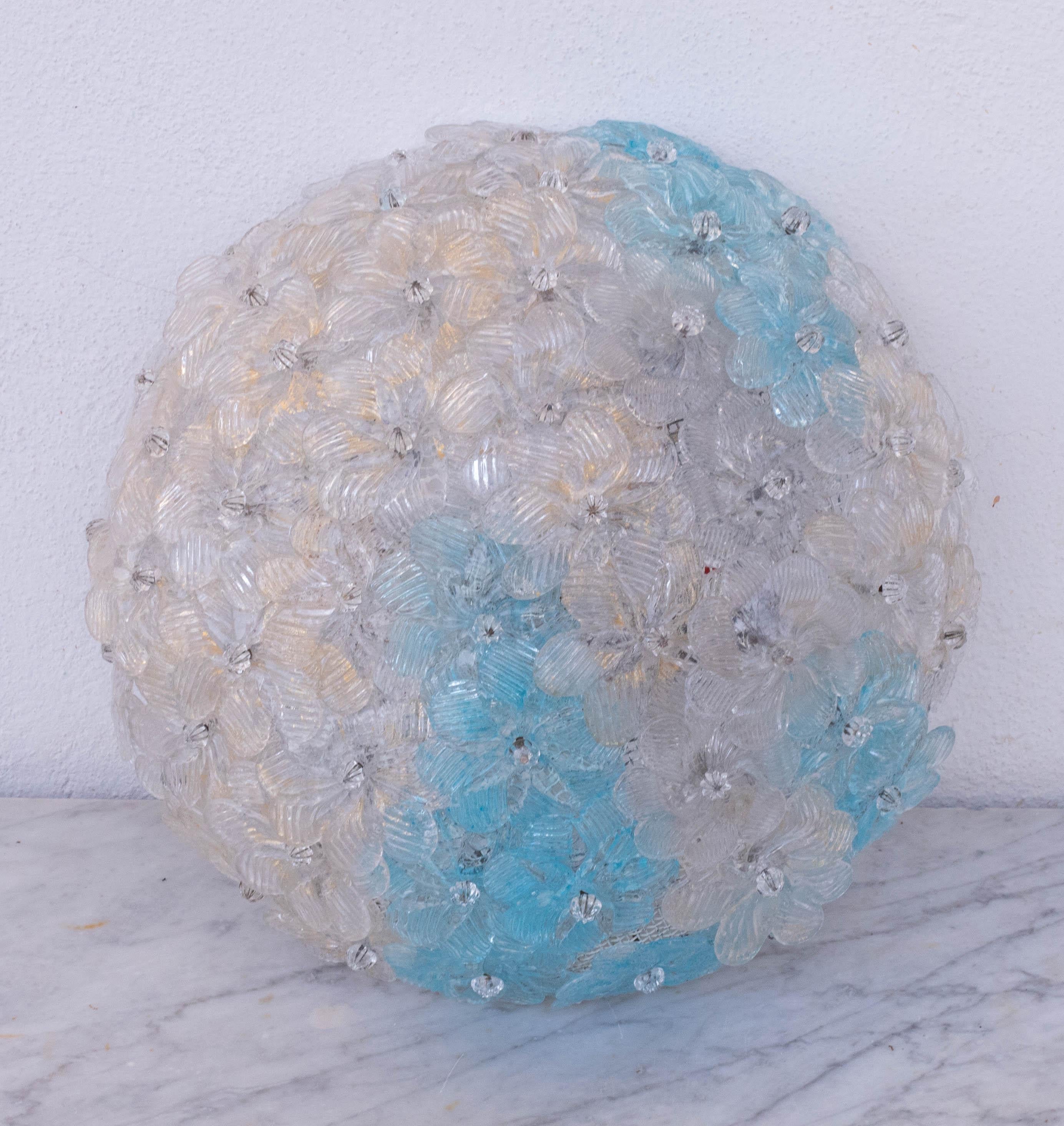 Joli plafonnier à lumière arborescente avec des fleurs en verre de Murano, réalisé par Seguso pour Venini, Italie, années 1960.
Corbeille de plafond en métal avec fleurs superposées en verre de Murano soufflé à la bouche en bleu, or et couleur