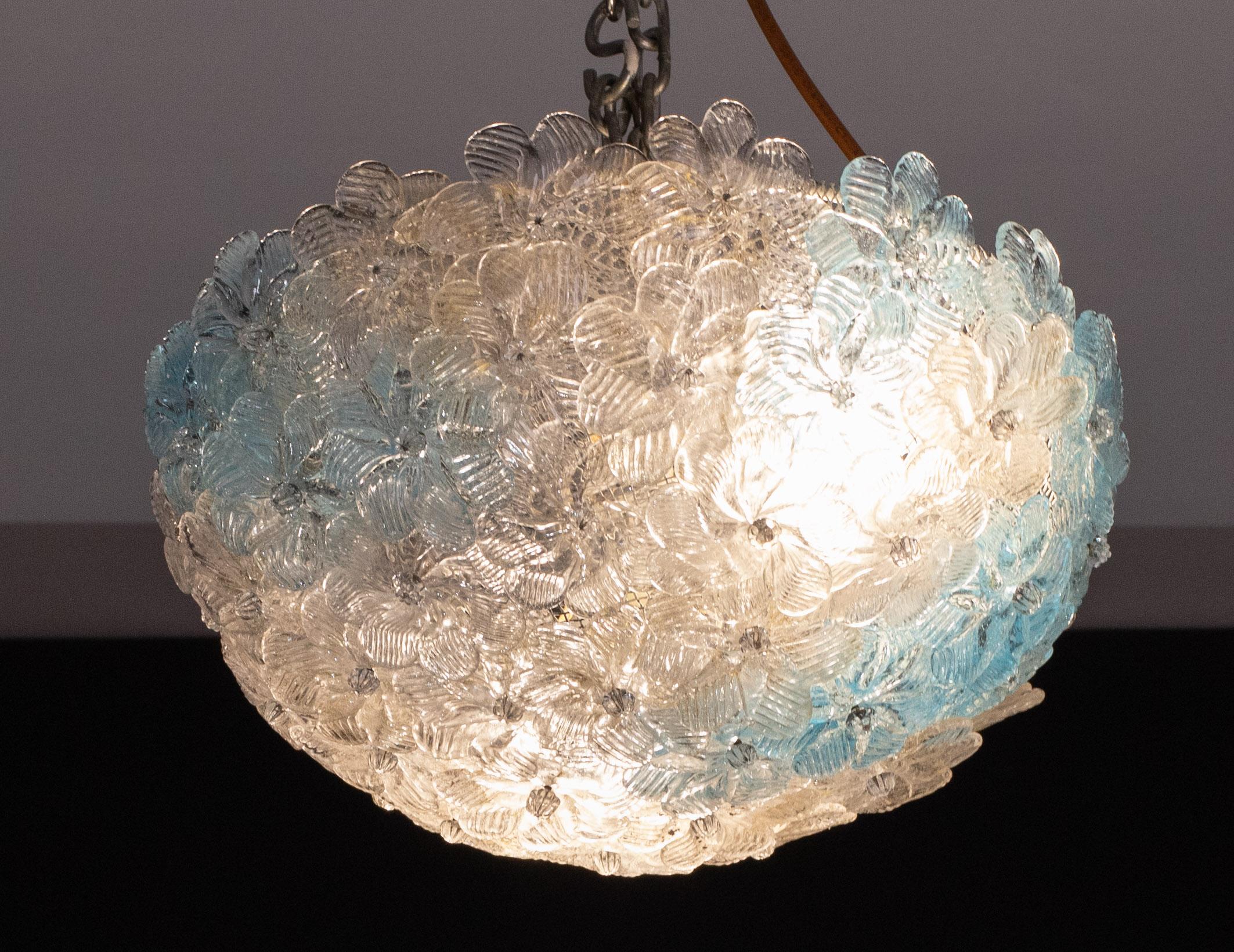 Milieu du XXe siècle Plafonnier de Murano Fascinant Fleur Bicolore de Seguso, Italie, années 1960 en vente