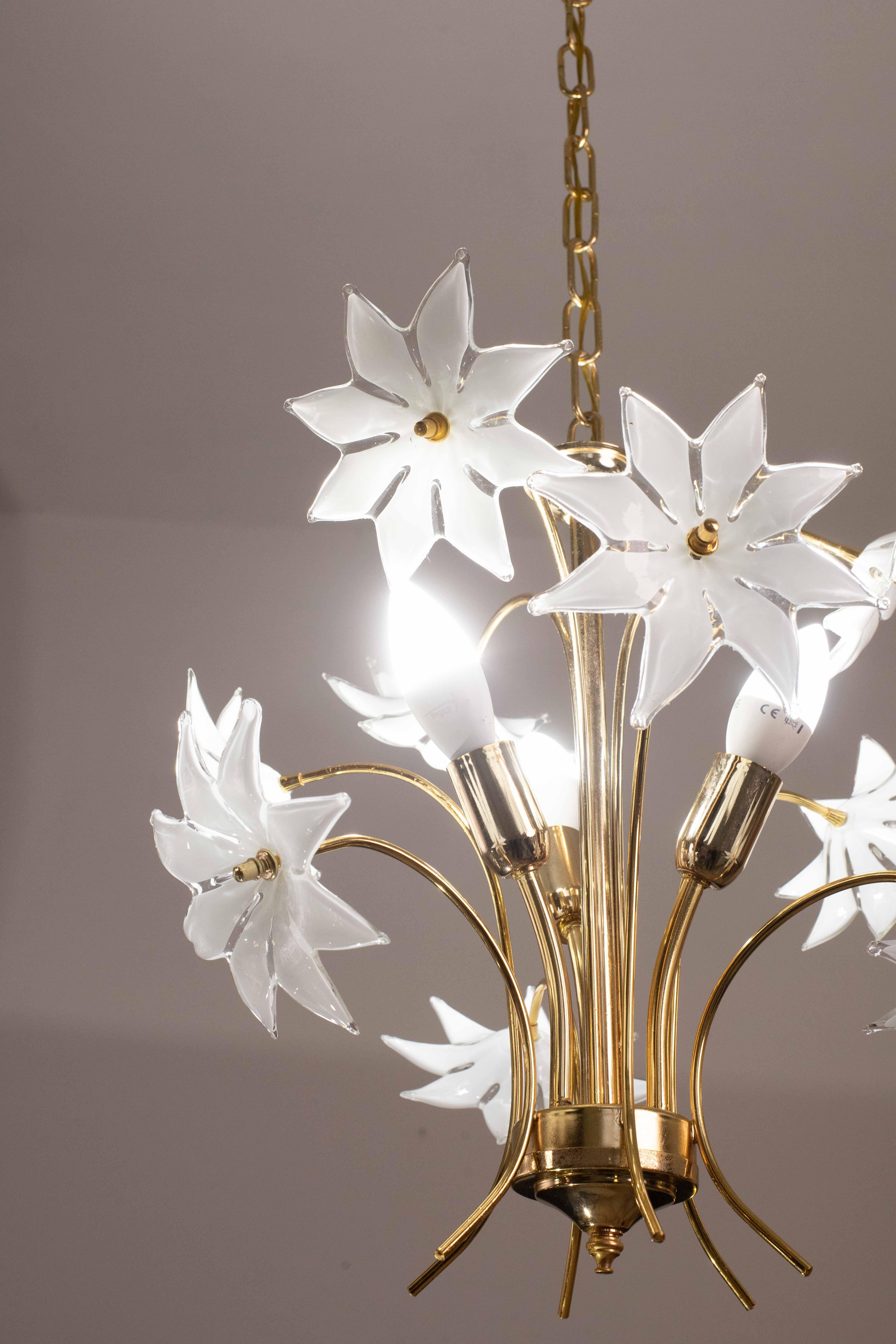 Fascinating Murano Glass Vintage Chandelier White Flowers, 1970s For Sale 5