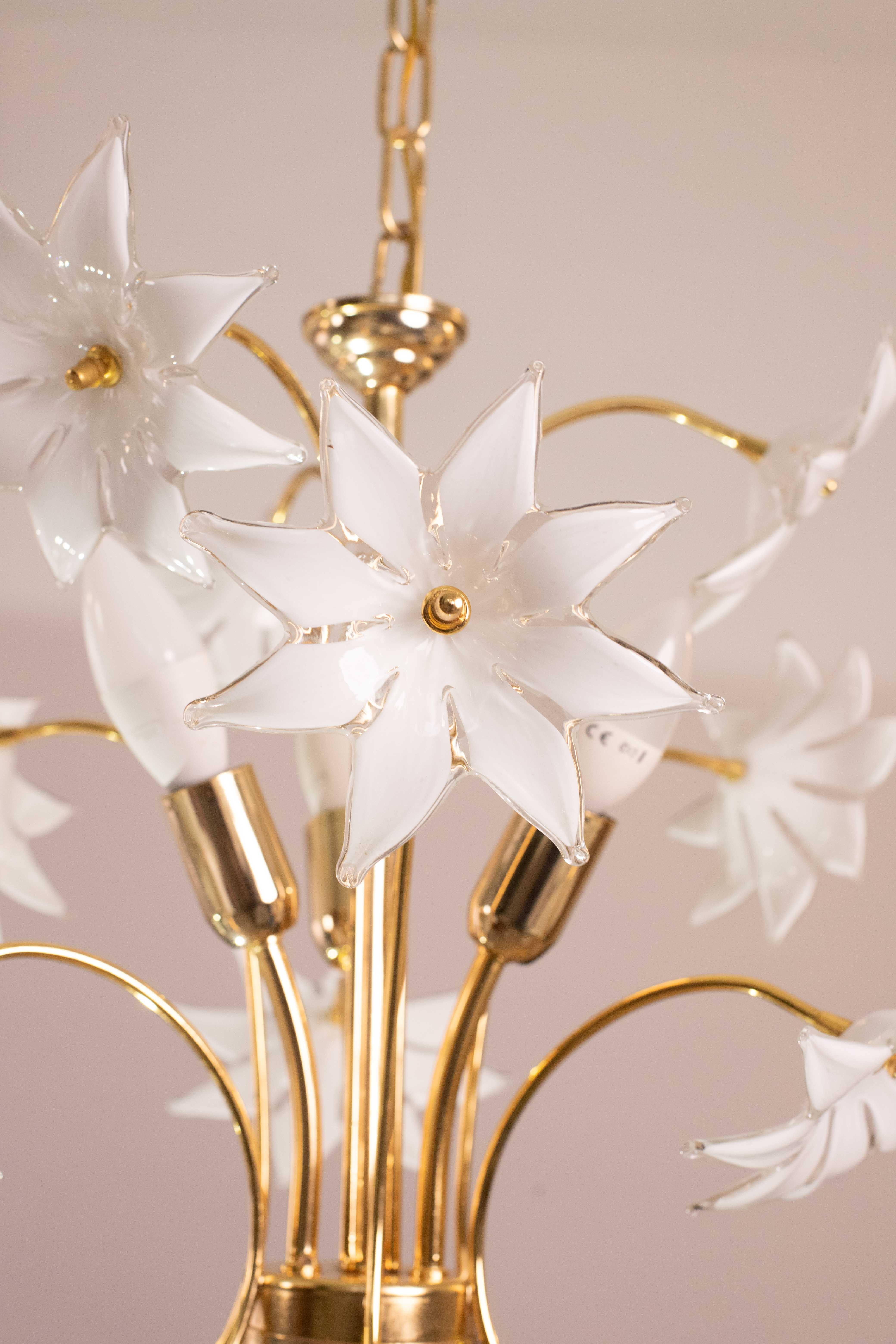 Fascinating Murano Glass Vintage Chandelier White Flowers, 1970s In Good Condition For Sale In Roma, IT