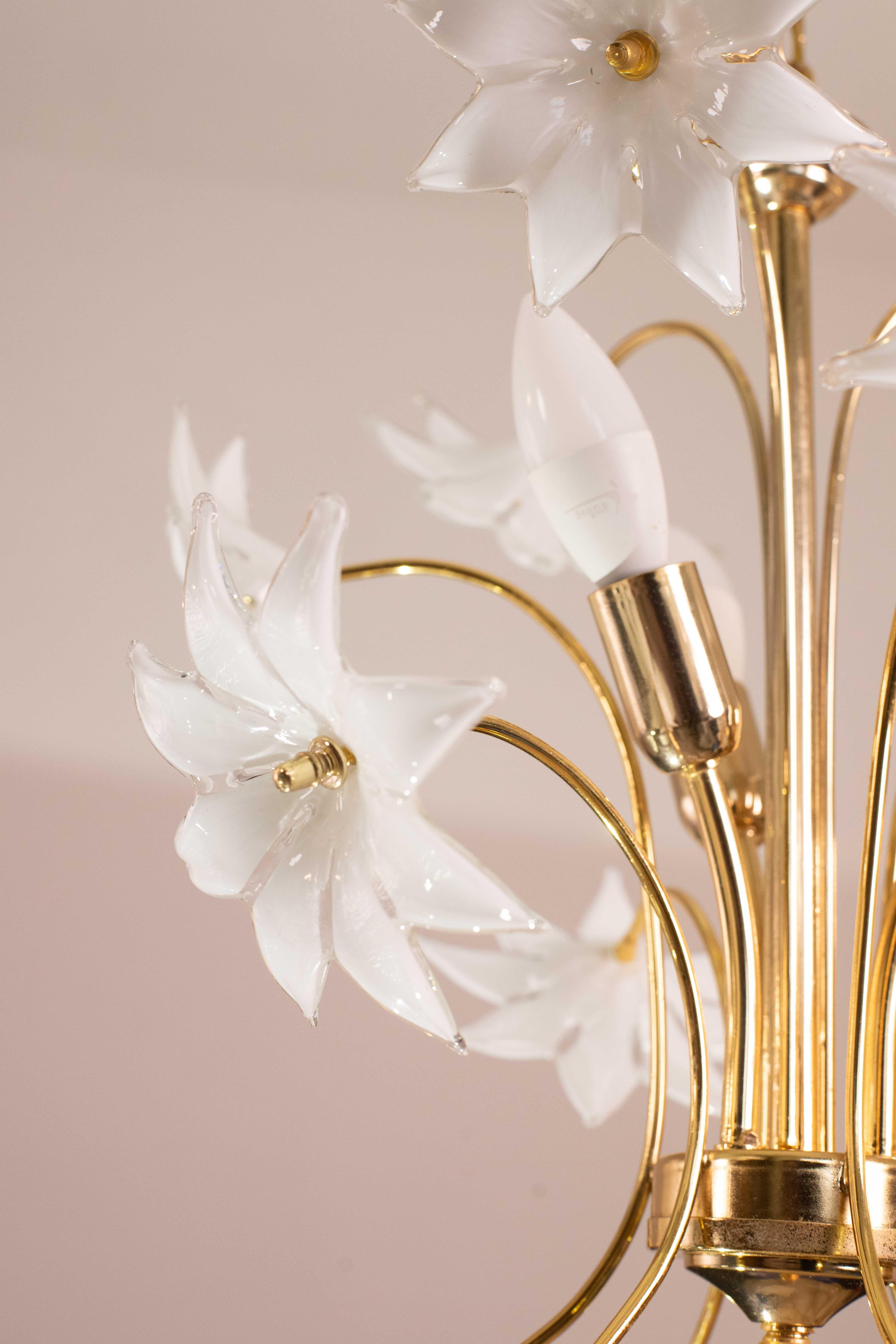 Fascinating Murano Glass Vintage Chandelier White Flowers, 1970s For Sale 1