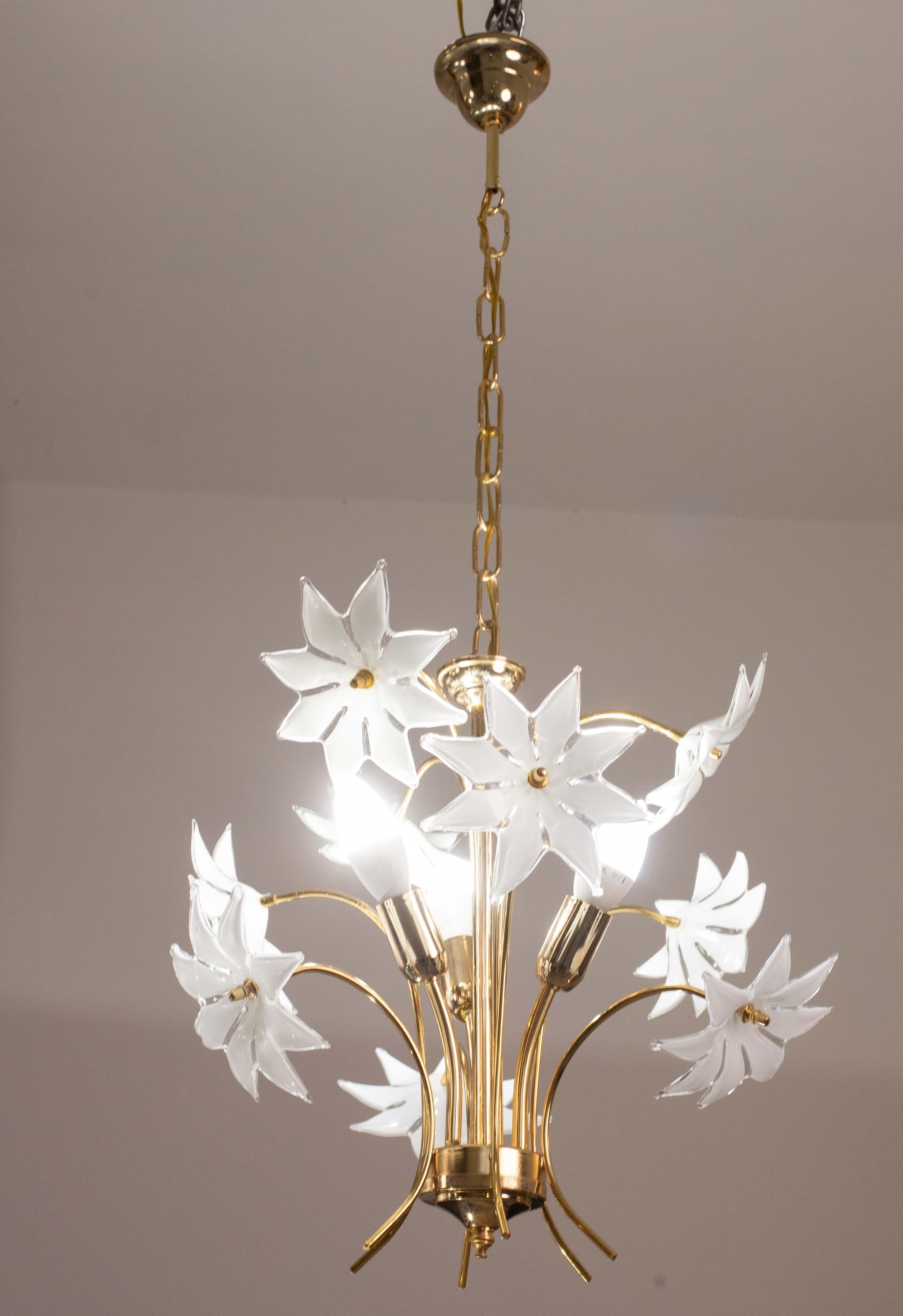 Fascinating Murano Glass Vintage Chandelier White Flowers, 1970s For Sale 3