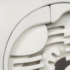 Faszinierendes organisch geformtes weißes Objekt aus 4 dicken Holzschichten