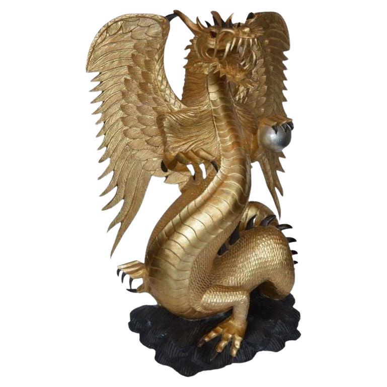 Fasciante sculpture de dragon surdimensionnée en bois doré sculpté à la main