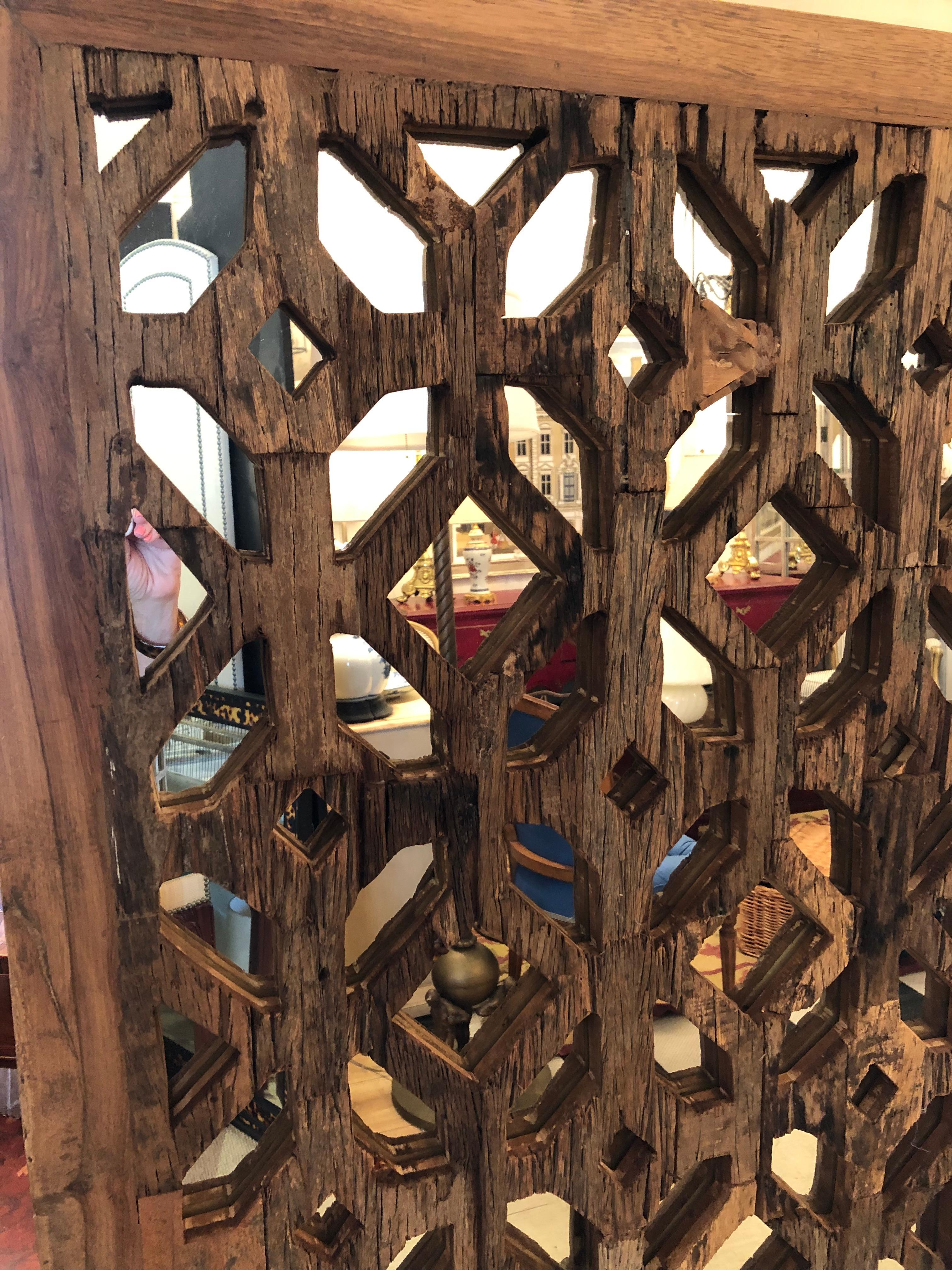 Rustique Magnifique panneau texturé rustique en bois sculpté et miroir en vente