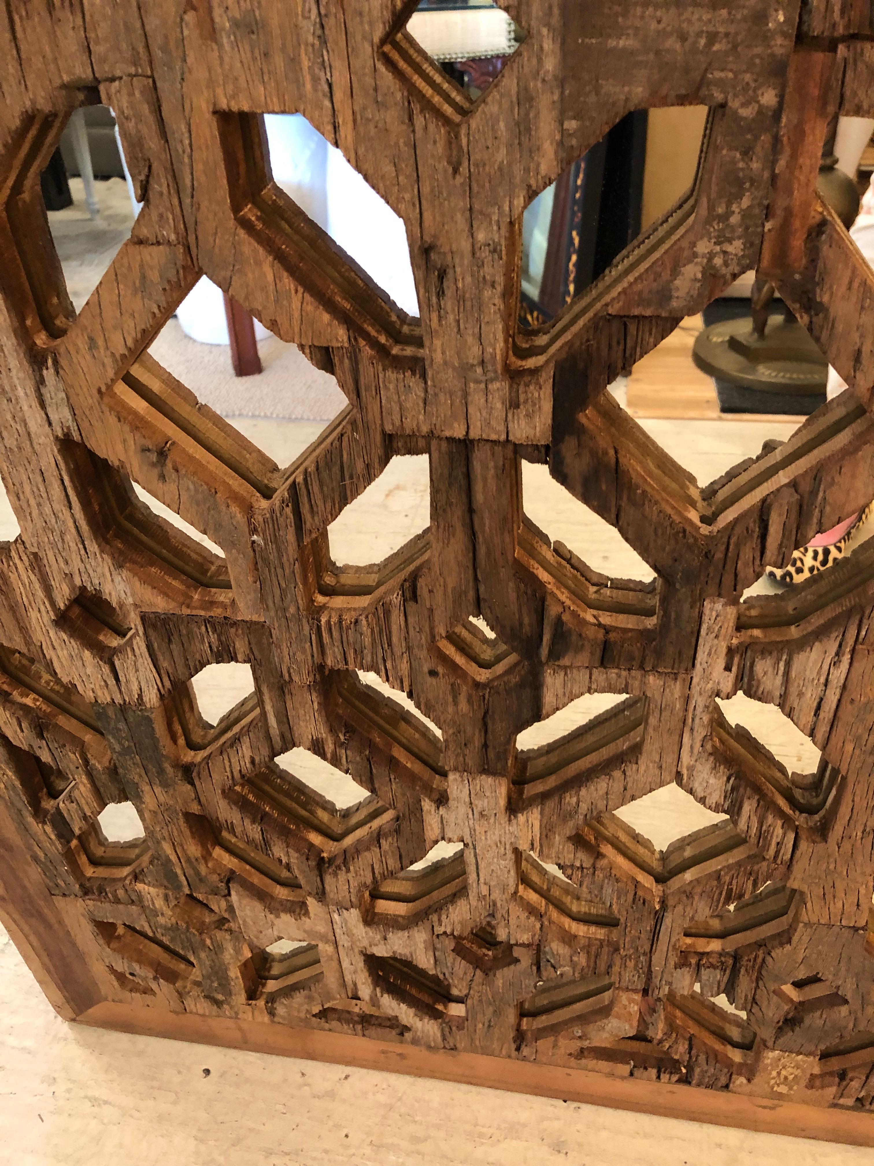 Magnifique panneau texturé rustique en bois sculpté et miroir Abîmé - En vente à Hopewell, NJ