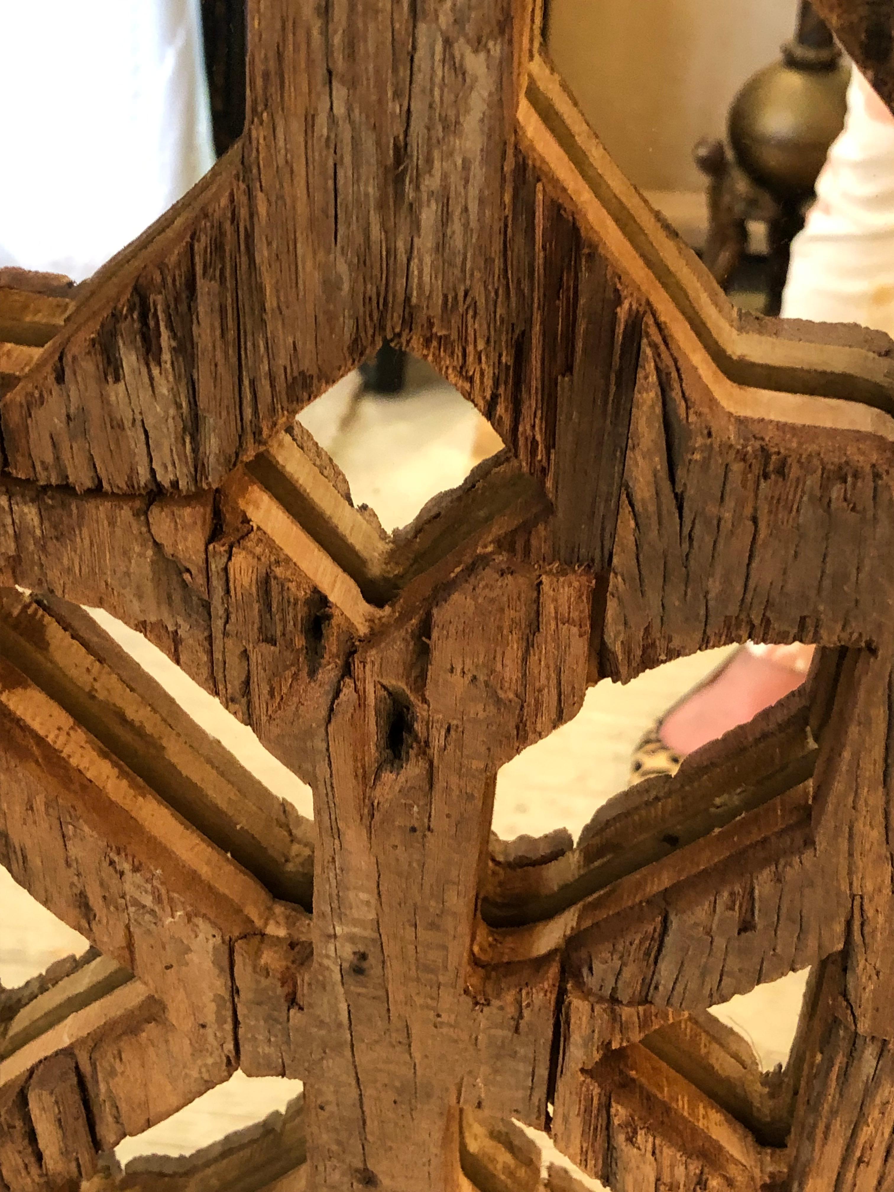 Milieu du XXe siècle Magnifique panneau texturé rustique en bois sculpté et miroir en vente