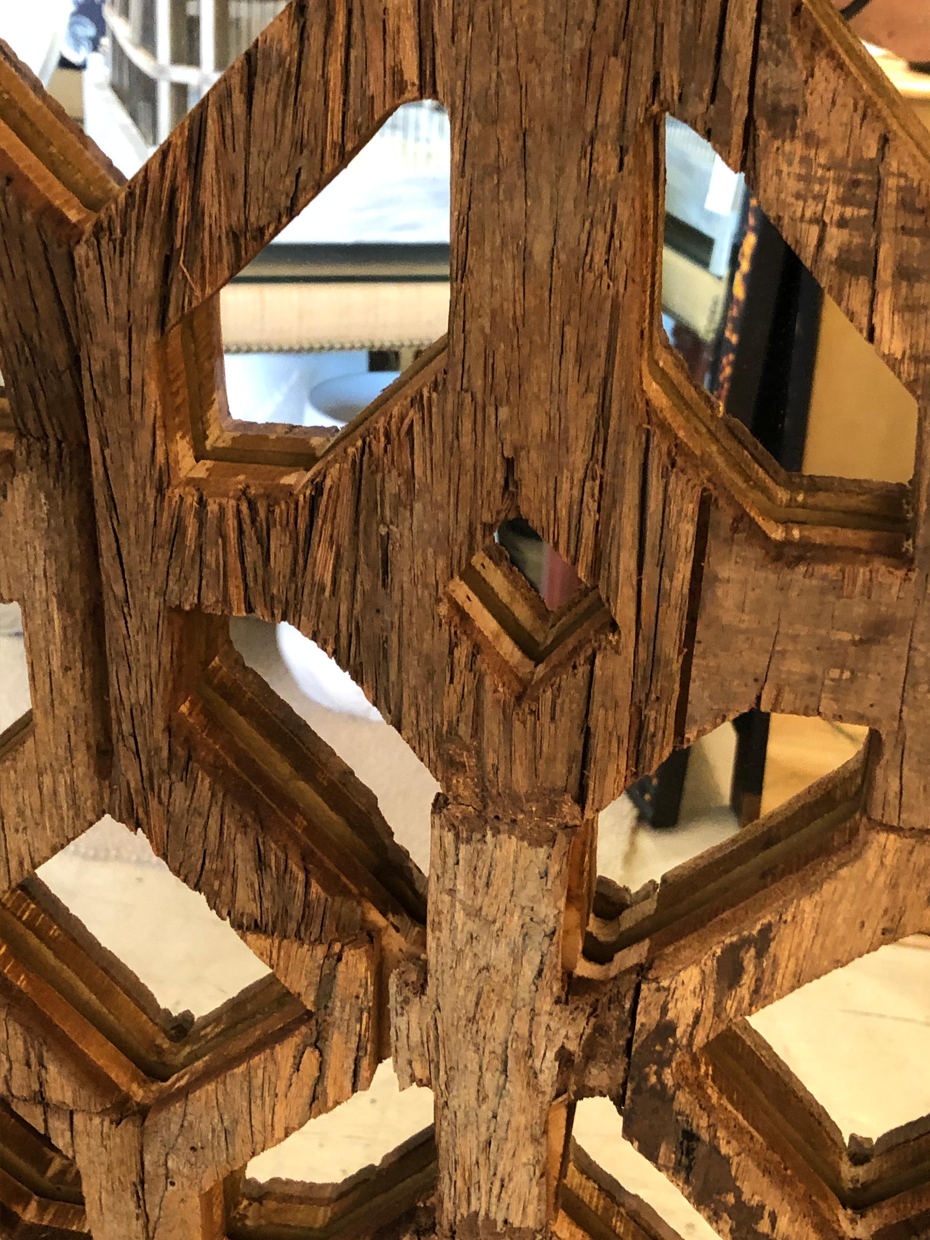 Miroir Magnifique panneau texturé rustique en bois sculpté et miroir en vente