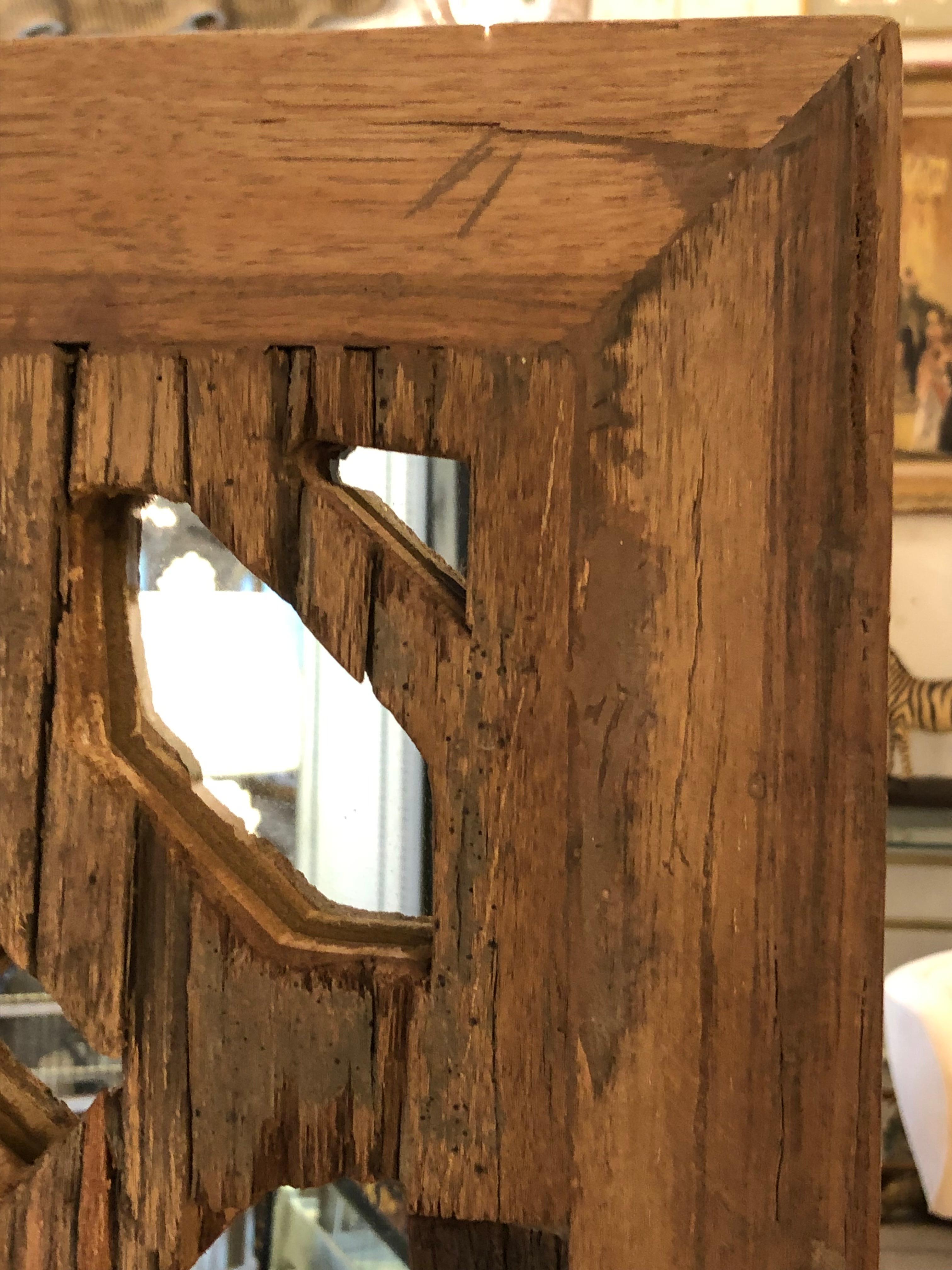 Magnifique panneau texturé rustique en bois sculpté et miroir en vente 1