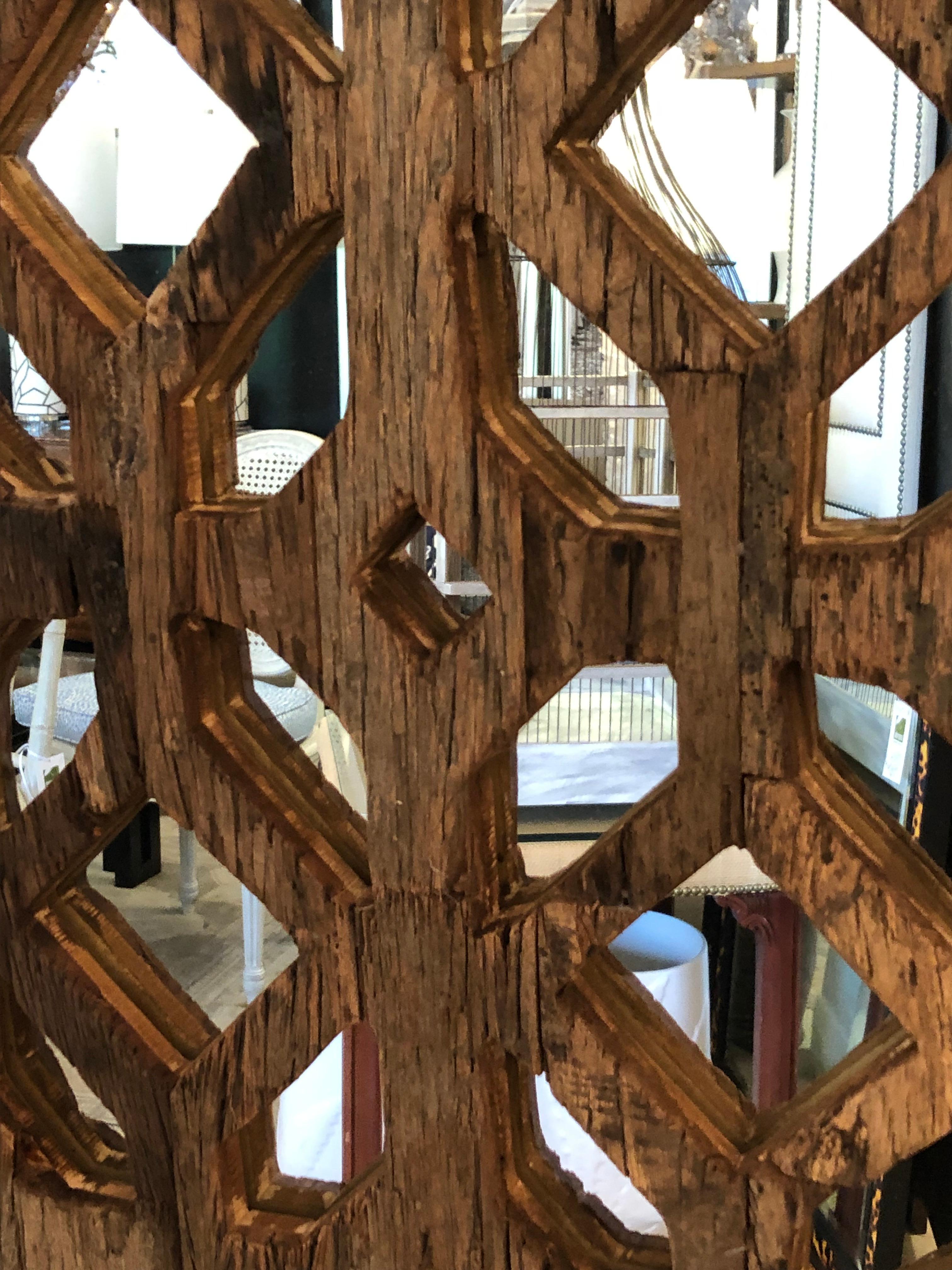 Magnifique panneau texturé rustique en bois sculpté et miroir en vente 2