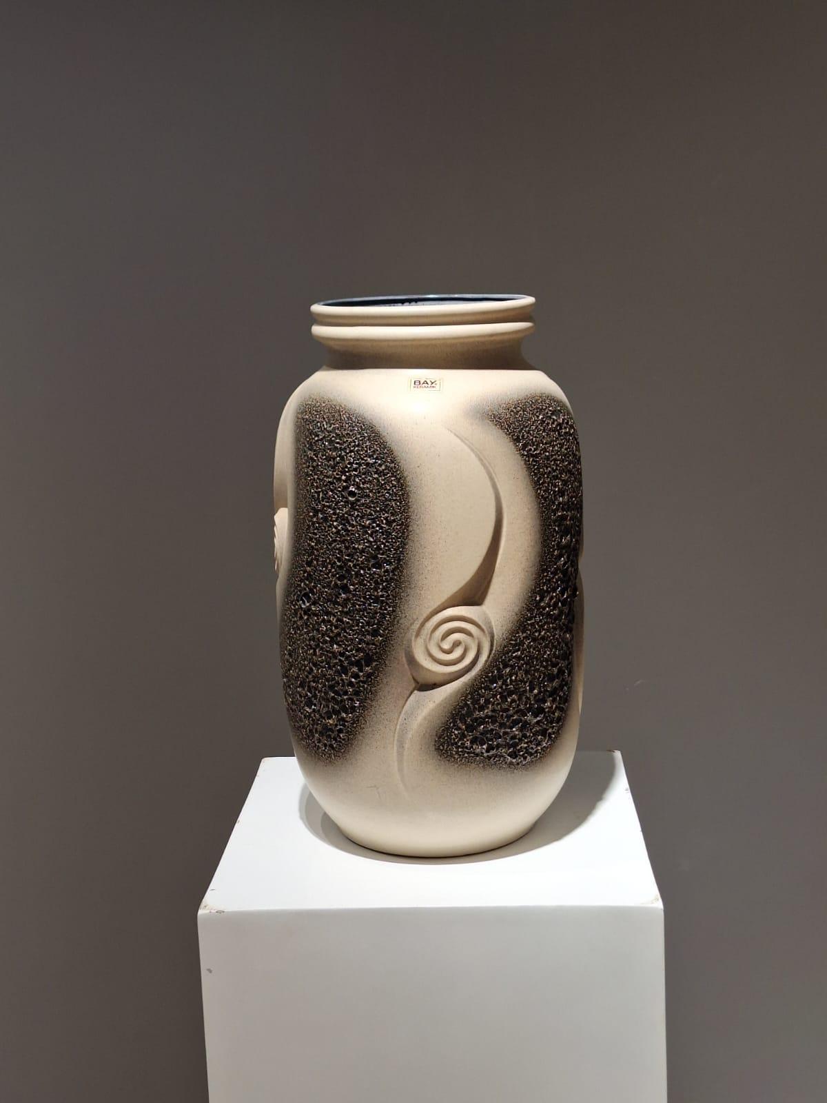Schöne Vase von BAY Ceramics, West - Deutschland

Die Vase ist stark verziert.

Es hat Spiralen, Rillen und faszinierende Texturen.

Sie wollen diese Vase nicht nur sehen, sondern auch anfassen.

Der Stempel des Herstellers ist vorhanden.