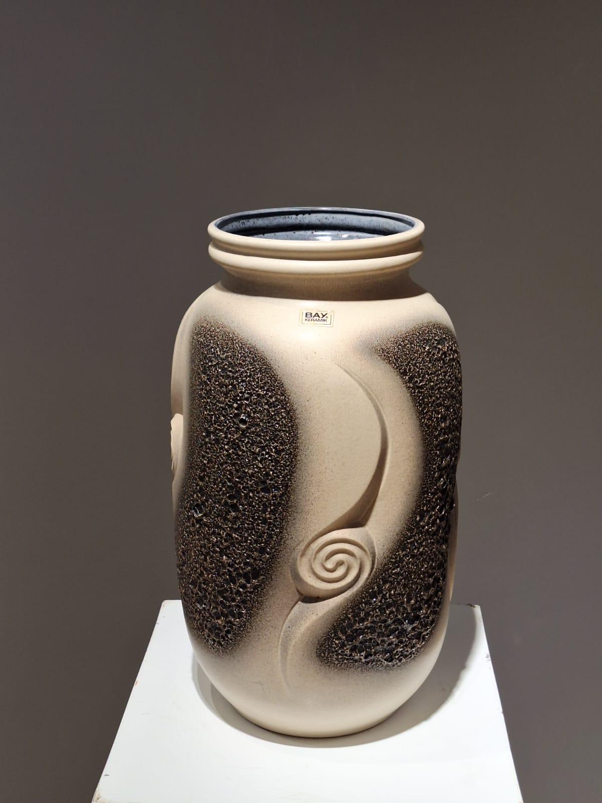 Faszinierende strukturierte Vase für Bay Ceramics (Europäisch) im Angebot